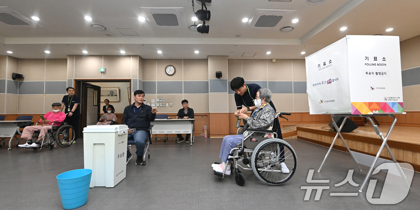 (수원=뉴스1) 김영운 기자 = 제21대 대통령선거를 일주일 앞둔 27일 오후 경기 수원시 한국보훈복지의료공단 수원보훈요양원에서 어르신들이 거소투표를 하고 있다. (공동취재) 20 …