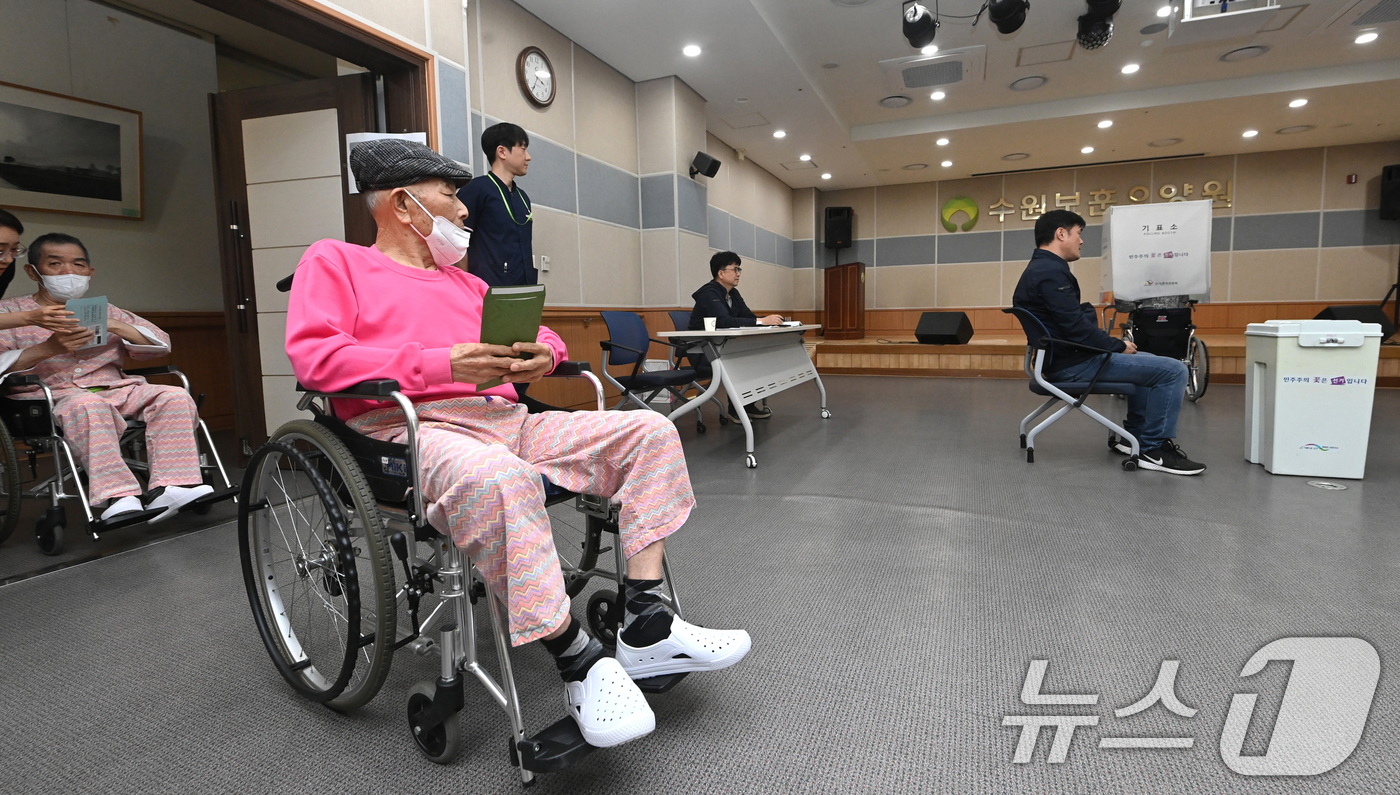 (수원=뉴스1) 김영운 기자 = 제21대 대통령선거를 일주일 앞둔 27일 오후 경기 수원시 한국보훈복지의료공단 수원보훈요양원에서 어르신들이 거소투표를 하고 있다. (공동취재) 20 …