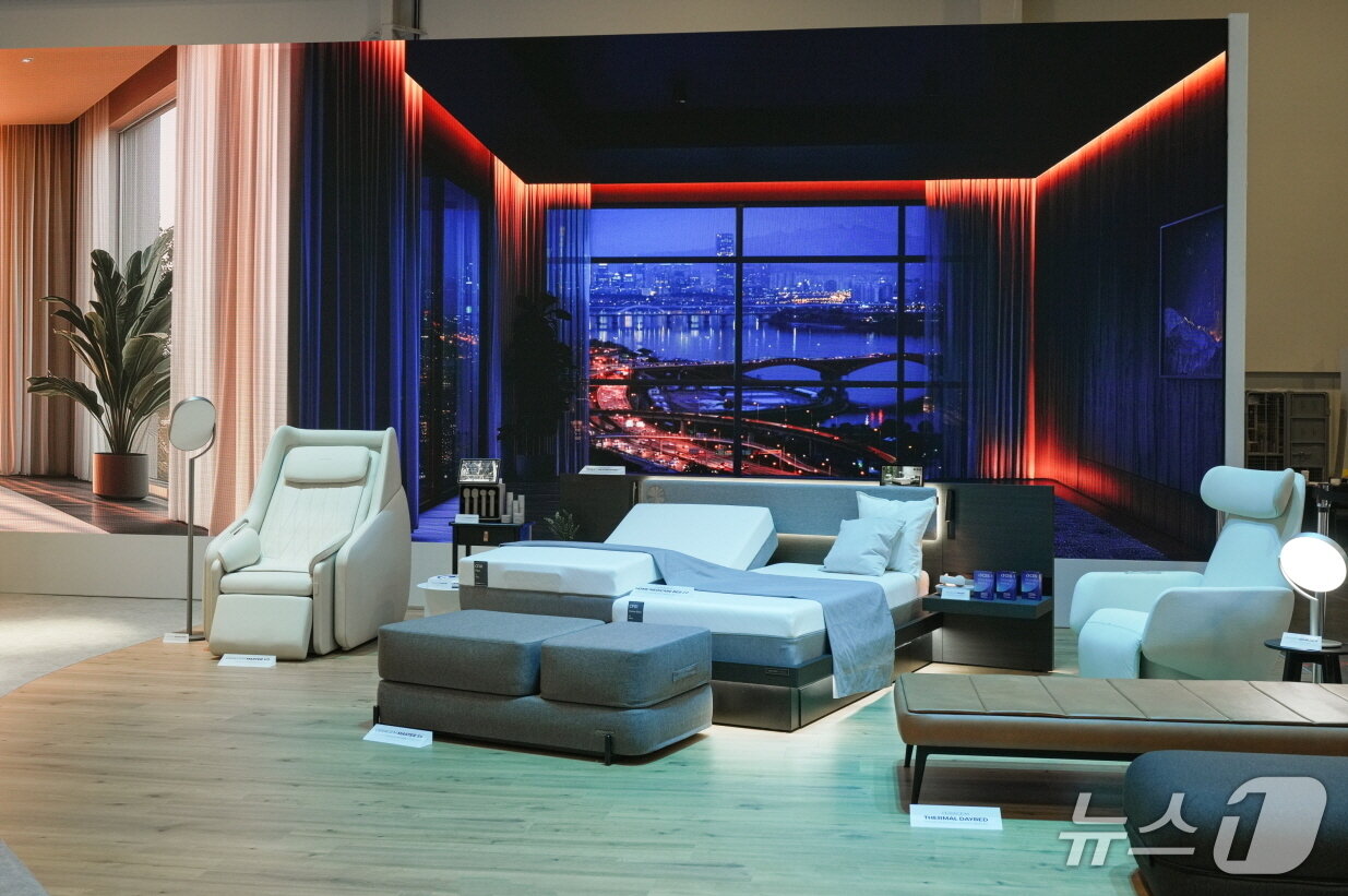 본문 이미지 - &#39;CES 2025&#39;에 마련된 세라젬 전시장 침실 공간이 조성돼 있다.&#40;세라젬 제공&#41;