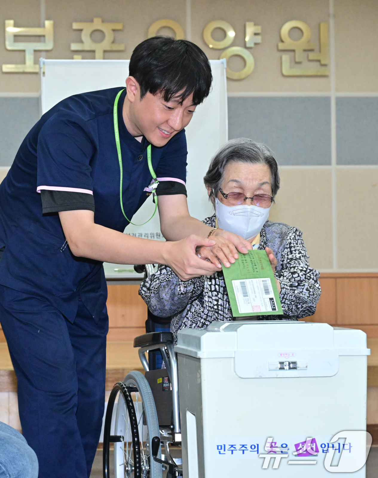 (수원=뉴스1) 김영운 기자 = 제21대 대통령선거를 일주일 앞둔 27일 오후 경기 수원시 한국보훈복지의료공단 수원보훈요양원에서 어르신들이 거소투표를 하고 있다. (공동취재) 20 …