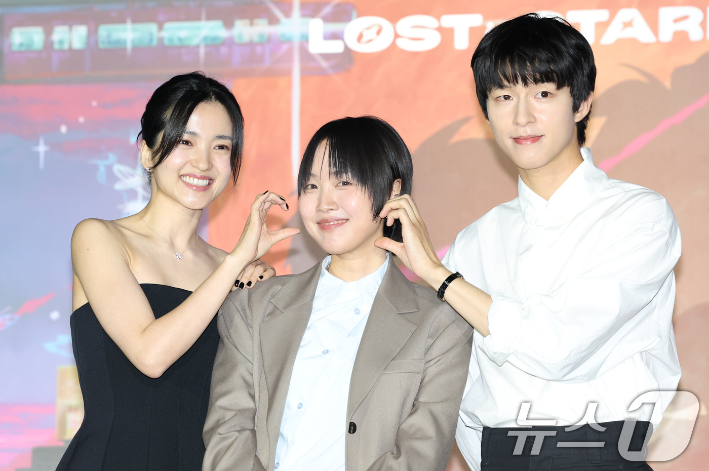 (서울=뉴스1) 권현진 기자 = 배우 김태리(왼쪽부터)와 한지원 감독, 홍경이 27일 오후 서울 광진구 자양동 롯데시네마 건대입구점에서 열린 영화 '이 별에 필요한' 언론시사회 및 …