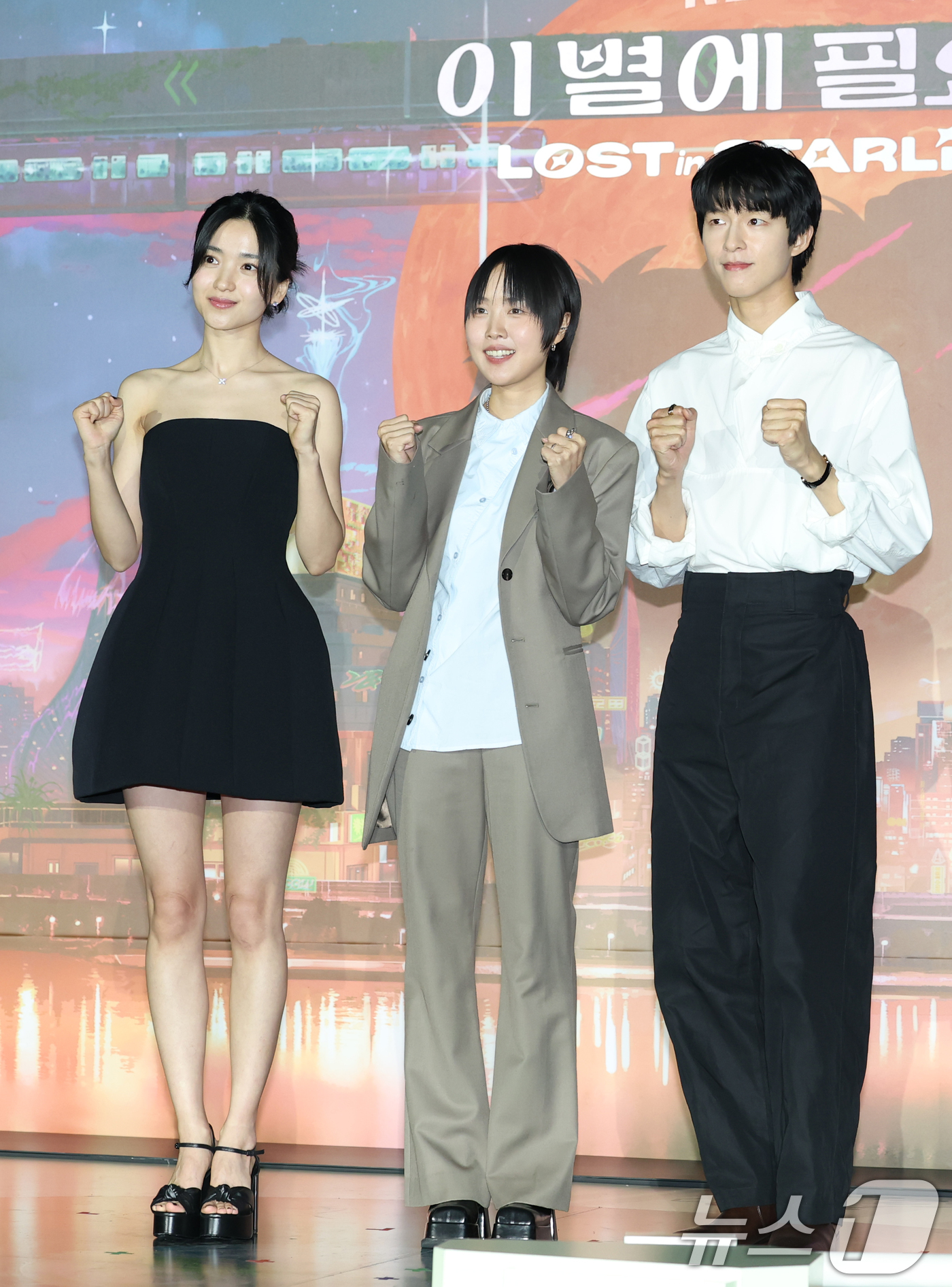 (서울=뉴스1) 권현진 기자 = 배우 김태리(왼쪽부터)와 한지원 감독, 홍경이 27일 오후 서울 광진구 자양동 롯데시네마 건대입구점에서 열린 영화 '이 별에 필요한' 언론시사회 및 …