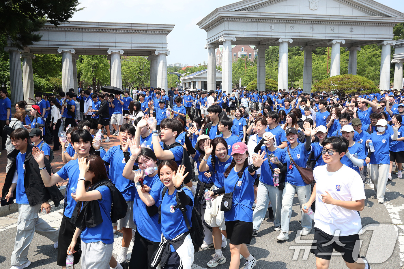 (대구=뉴스1) 공정식 기자 = 27일 오후 대구 달서구 계명대 성서캠퍼스에서 대동제 첫날을 맞아 열린 '2025학년도 총학생회 WALK 126'에 참여한 학생들이 정문 앞에서 힘 …