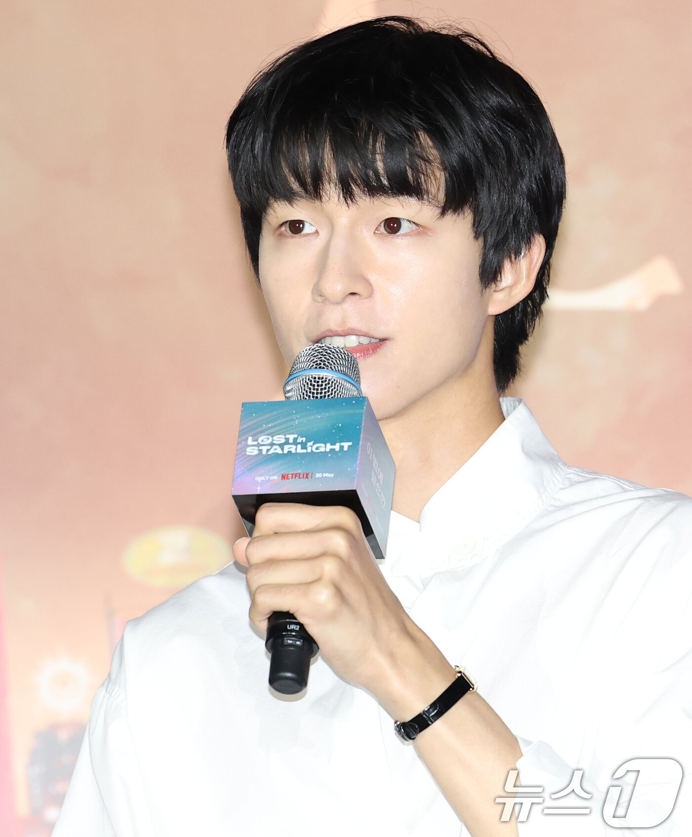 본문 이미지 - 배우 홍경이 27일 오후 서울 광진구 자양동 롯데시네마 건대입구점에서 열린 영화 '이 별에 필요한' 언론시사회 및 기자간담회에 참석해 인사말을 하고 있다. ‘이 별에 필요한’은 2050년 서울, 화성 탐사를 꿈꾸는 우주인 난영과 뮤지션의 꿈을 잠시 접어둔 제이가 만나 꿈과 사랑을 향해 나아가는 로맨스를 그렸다. 2025.5.27/뉴스1 ⓒ News1 권현진 기자