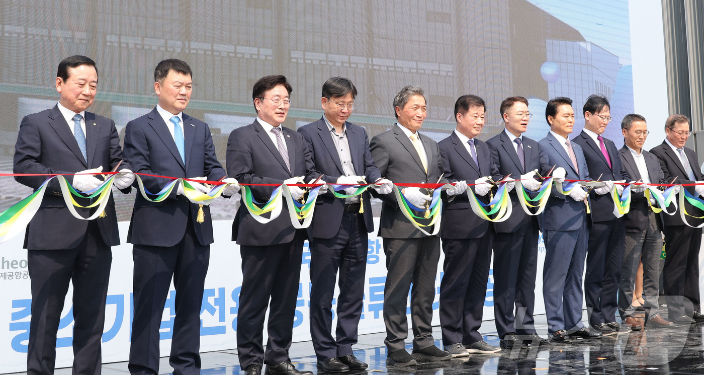 (인천공항=뉴스1) 김명섭 기자 = 이학재(왼쪽 다섯 번째) 인천국제공항공사 사장과 강석진(왼쪽 여섯 번째) 중소벤처기업진흥공단 이사장을 비롯한 내빈들이 27일 오후 인천국제공항 …