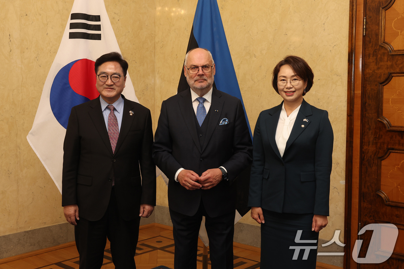 (탈린=뉴스1) = 에스토니아를 공식방문 중인 우원식 국회의장이 26일(현지시각) 수도 탈린에서 알라르 카리스 대통령을 만나 면담에 앞서 기념 촬영하고 있다. 왼쪽부터 우 의장, …