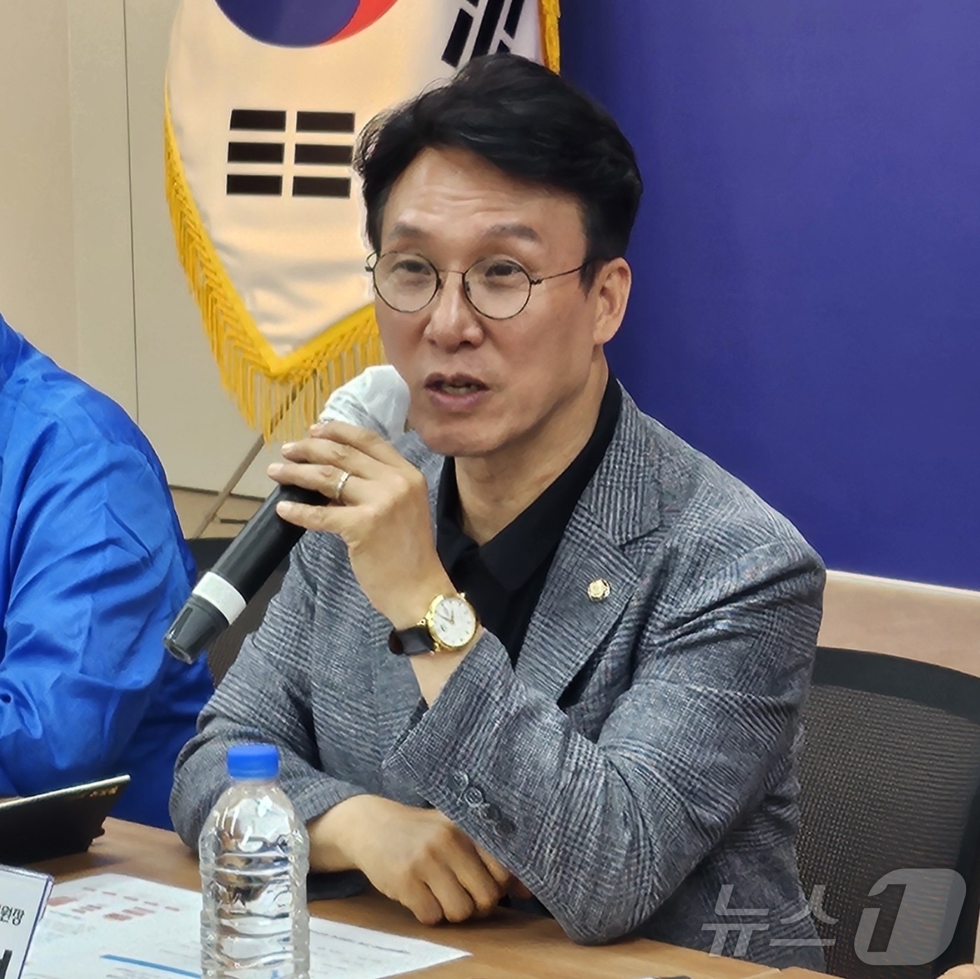 (대구=뉴스1) 남승렬 기자 = 김민석 더불어민주당 상임공동선대위원장 겸 수석최고위원이 27일 대구 중구 삼덕동 민주당 대구시당에서 열린 대경ICT산업협회 기업인 간담회에서 발언하 …