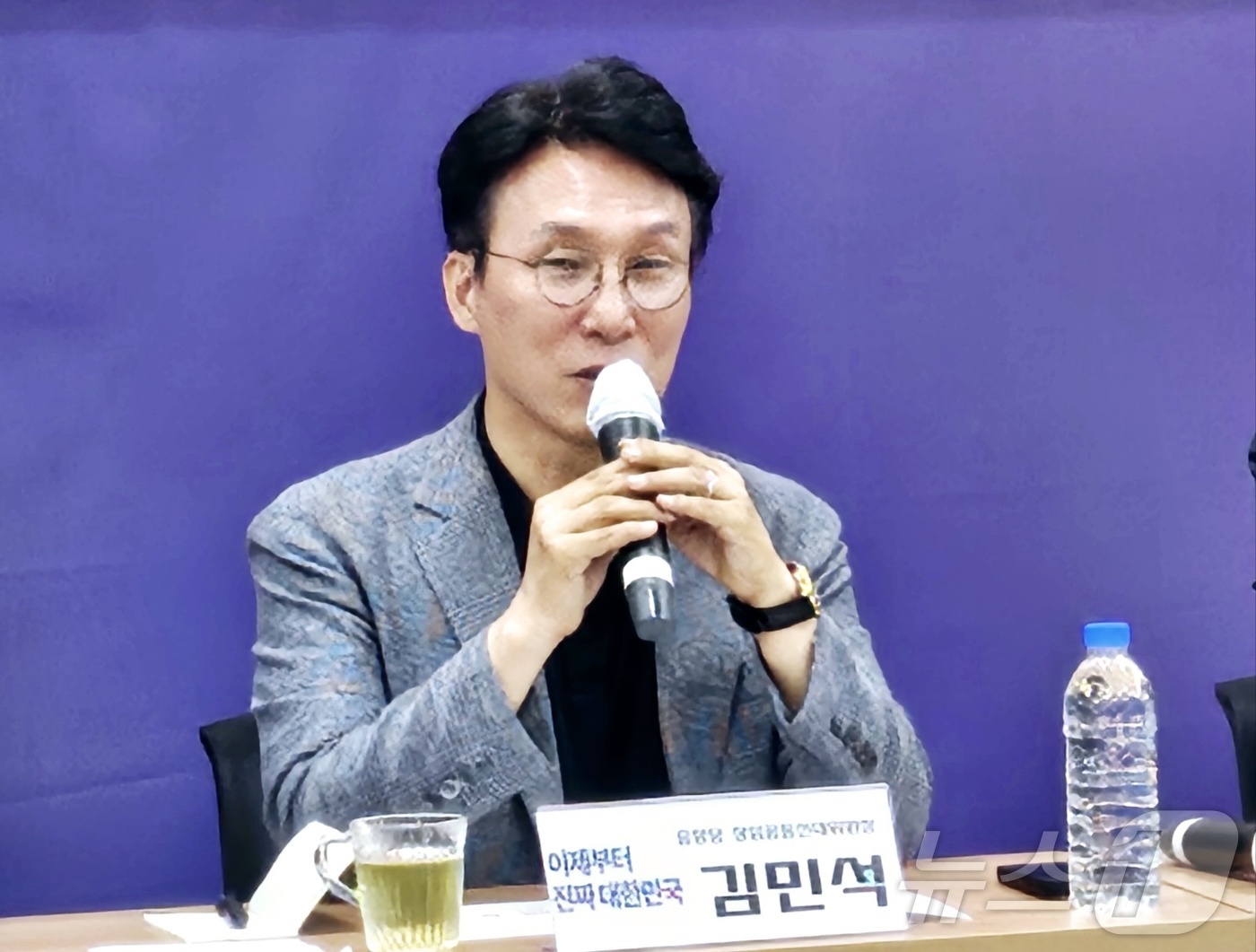 (대구=뉴스1) 남승렬 기자 = 김민석 더불어민주당 상임공동선대위원장 겸 수석최고위원이 27일 대구 중구 삼덕동 민주당 대구시당에서 열린 대경ICT산업협회 기업인 간담회에서 발언하 …