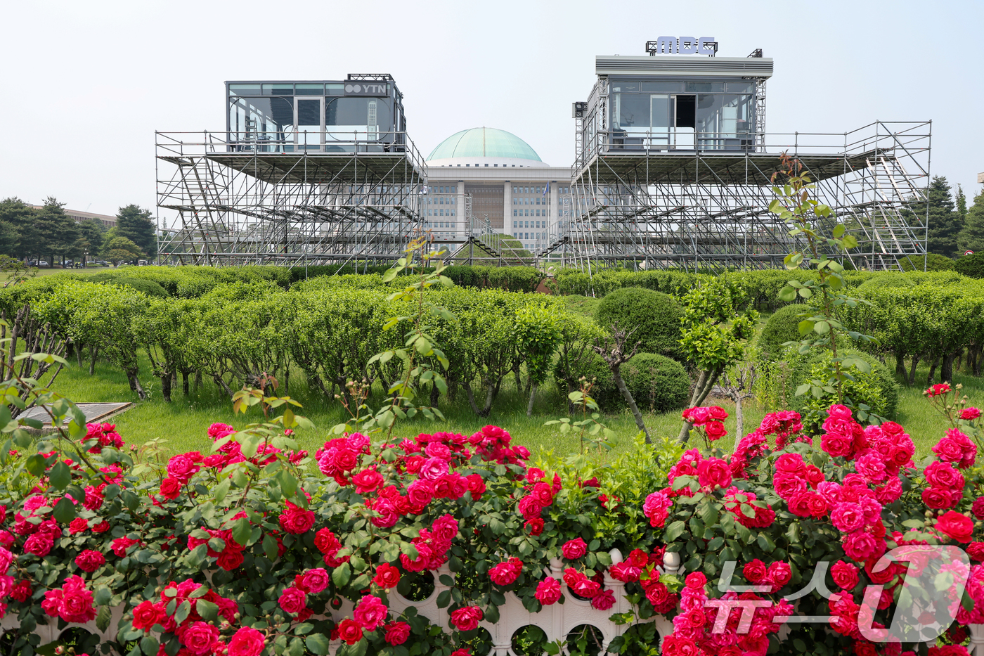 (서울=뉴스1) 안은나 기자 = 제21대 대통령 선거를 일주일 앞둔 27일 서울 여의도 국회에 방송사 생중계 부스가 마련돼 있다. 2025.5.27/뉴스1