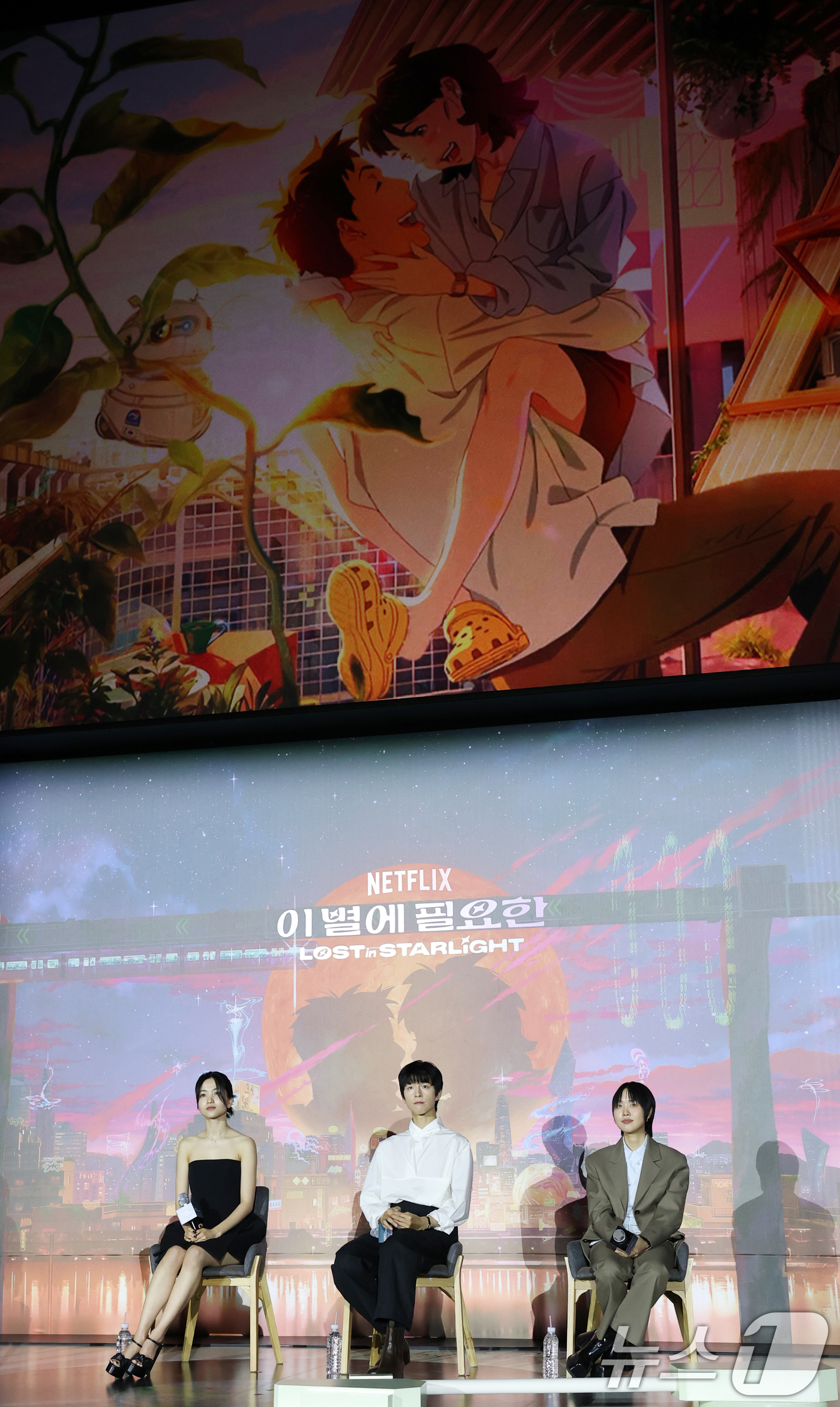 (서울=뉴스1) 권현진 기자 = 배우 김태리(왼쪽부터)와 한지원 감독, 홍경이 27일 오후 서울 광진구 자양동 롯데시네마 건대입구점에서 열린 영화 '이 별에 필요한' 언론시사회 및 …