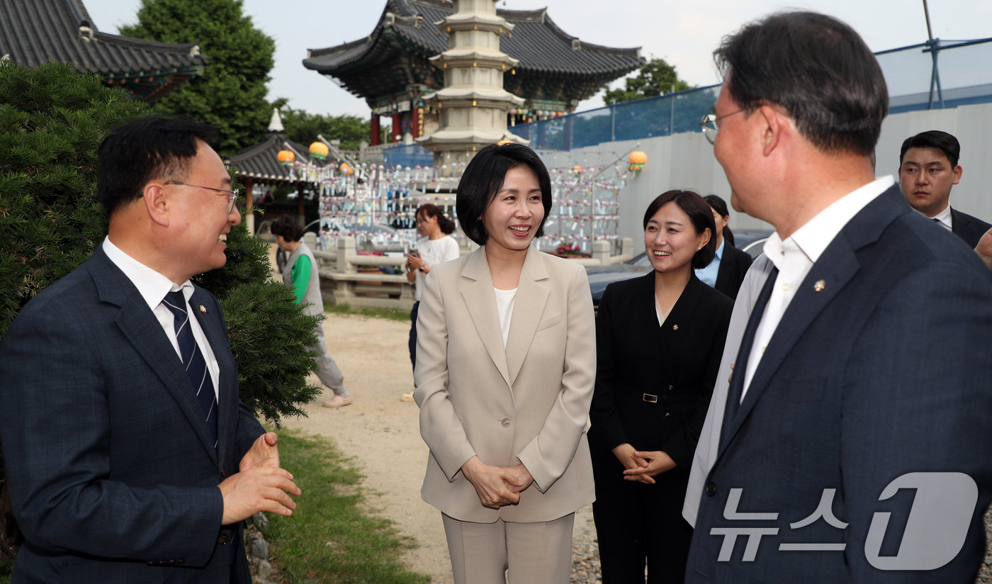 (청주=뉴스1) 김용빈 기자 = 이재명 더불어민주당 대통령 후보의 배우자 김혜경 여사가 27일 충북 청주시 용화사를 찾아 이광희, 이연희 국회의원과 인사하고 있다. 2025.5.2 …