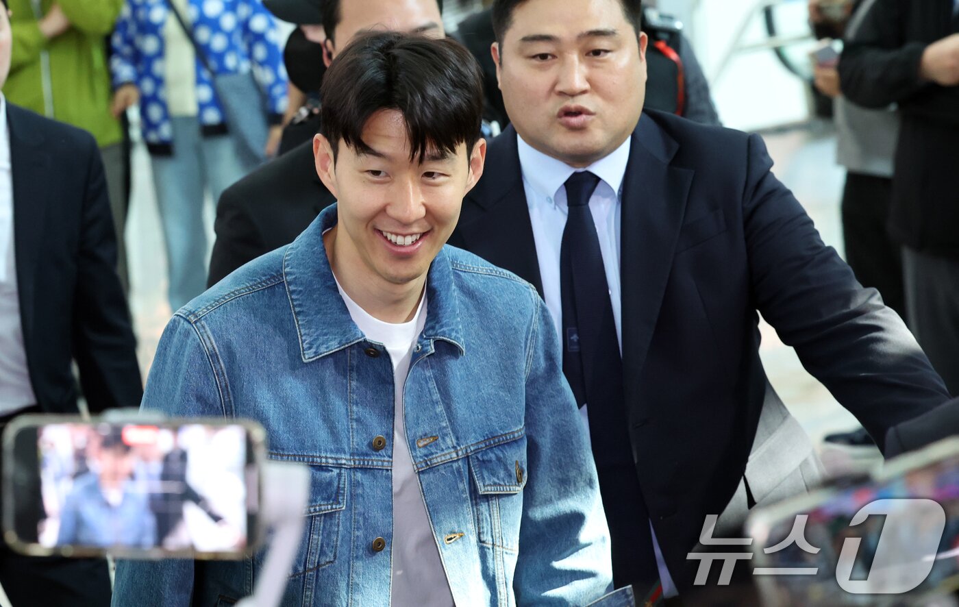 본문 이미지 - 유럽축구연맹&#40;UEFA&#41; 유로파리그 우승 후 홍명보 감독이 이끄는 축구대표팀에 선발된 손흥민이 27일 오후 인천국제공항으로 귀국하며 팬들에게 인사를 하고 있다. 2025.5.27/뉴스1 ⓒ News1 김명섭 기자
