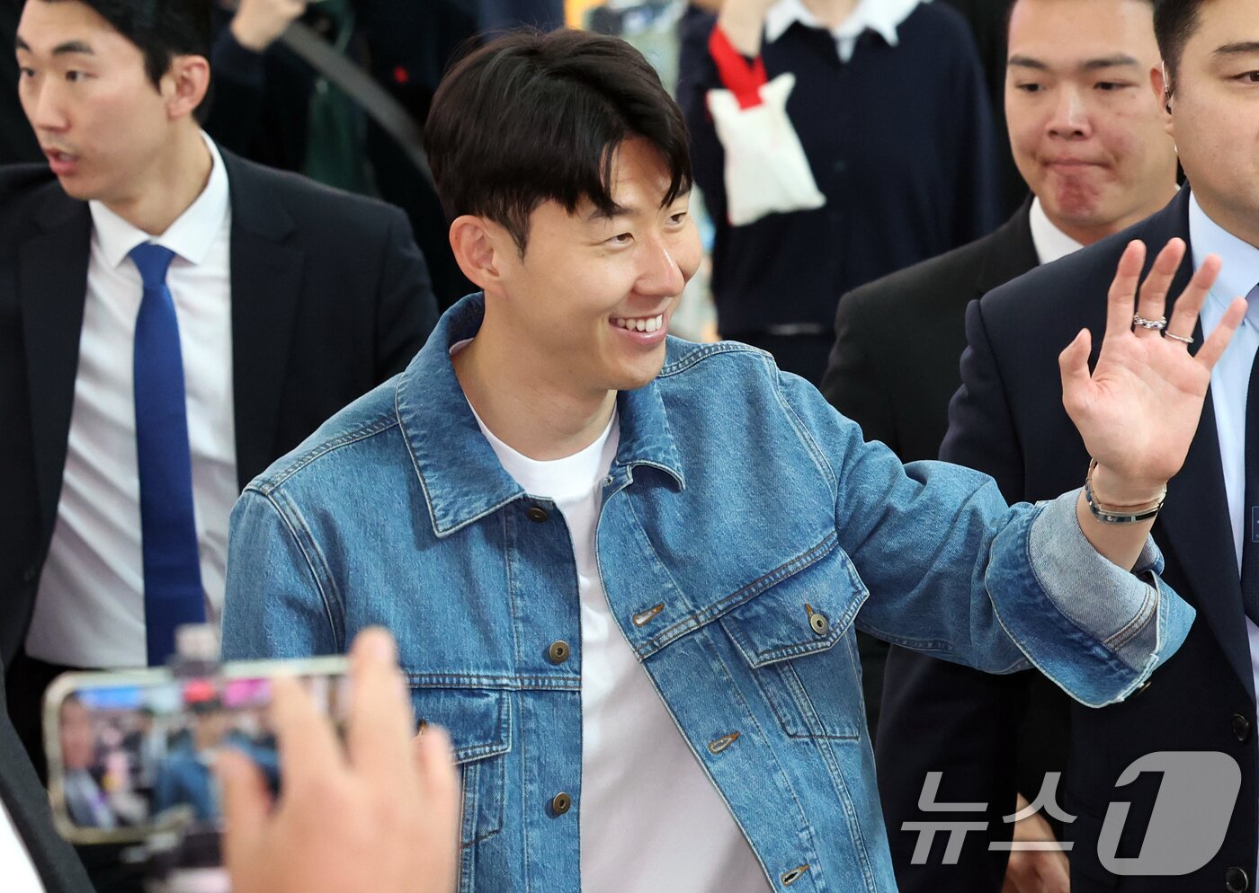 본문 이미지 - 유럽축구연맹&#40;UEFA&#41; 유로파리그 우승 후 홍명보 감독이 이끄는 축구대표팀에 선발된 손흥민이 27일 오후 인천국제공항으로 귀국하며 팬들에게 인사를 하고 있다. 2025.5.27/뉴스1 ⓒ News1 김명섭 기자