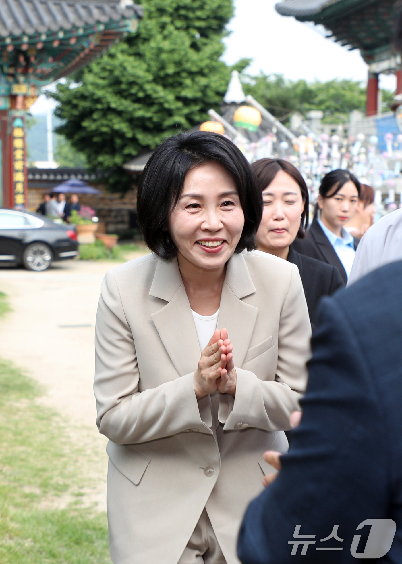 (청주=뉴스1) 김용빈 기자 = 이재명 더불어민주당 대통령 후보의 배우자 김혜경 여사가 27일 충북 청주시 용화사를 찾아 합장 인사하고 있다. 2025.5.27/뉴스1