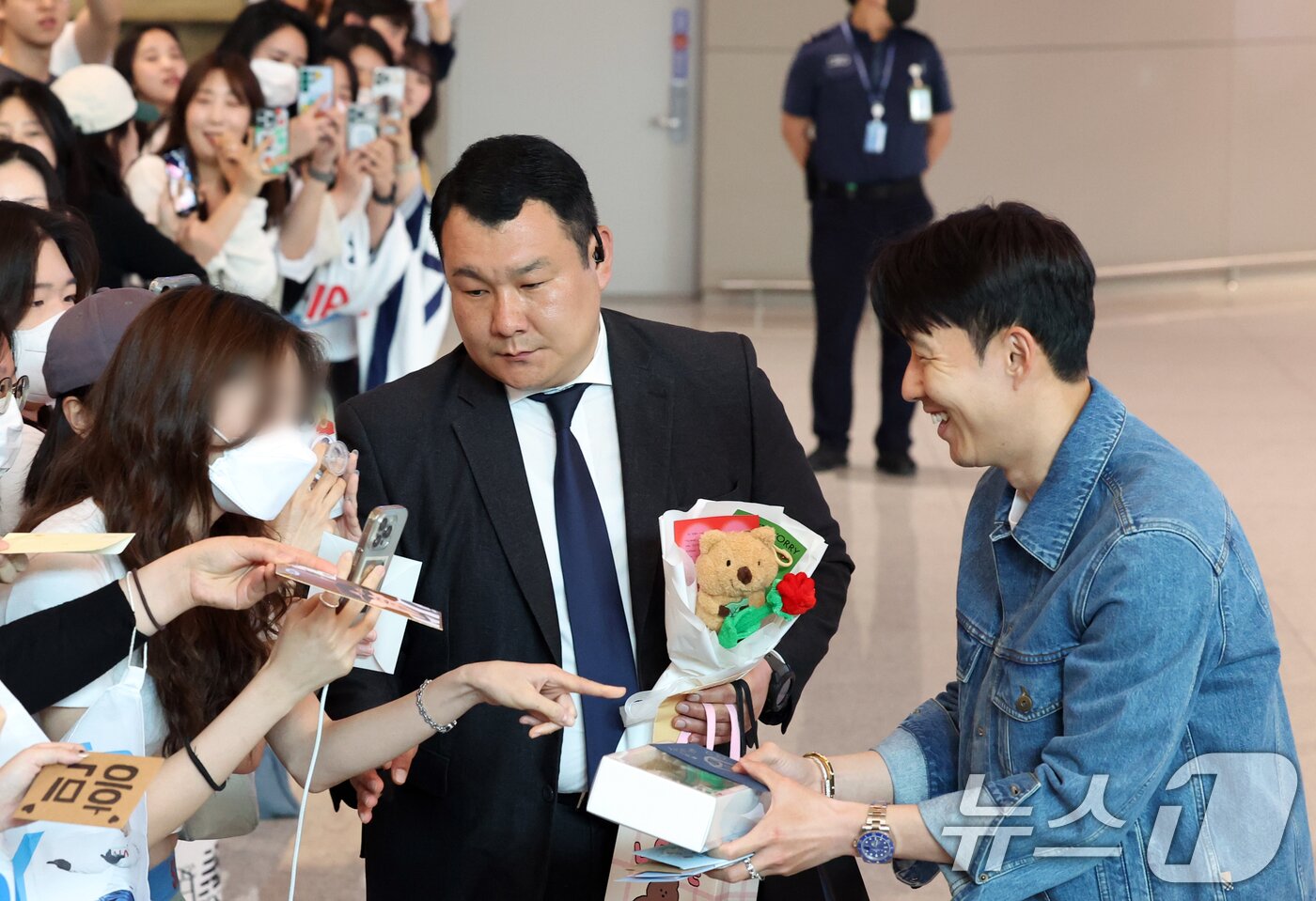 본문 이미지 - 유럽축구연맹&#40;UEFA&#41; 유로파리그 우승 후 홍명보 감독이 이끄는 축구대표팀에 선발된 손흥민이 27일 오후 인천국제공항으로 귀국하며 팬들에게 인사를 하고 있다. 2025.5.27/뉴스1 ⓒ News1 김명섭 기자