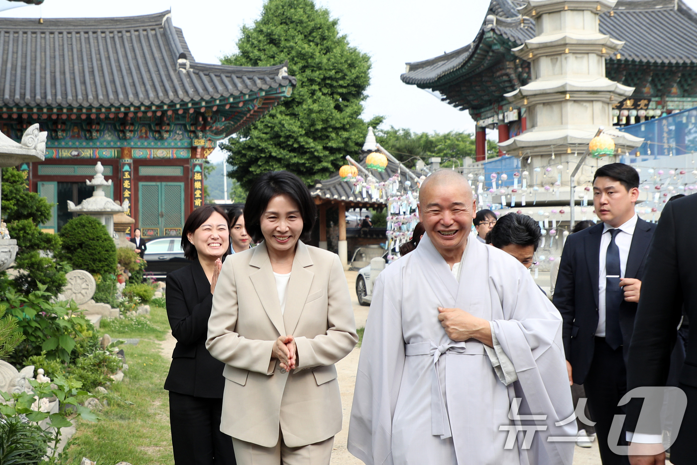 (청주=뉴스1) 김용빈 기자 = 이재명 더불어민주당 대통령 후보의 배우자 김혜경 여사가 27일 충북 청주시 용화사를 찾아 스님들과 대화하고 있다. 2025.5.27/뉴스1