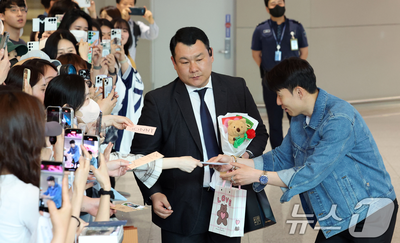 (인천공항=뉴스1) 김명섭 기자 = 유럽축구연맹(UEFA) 유로파리그 우승 후 홍명보 감독이 이끄는 축구대표팀에 선발된 손흥민이 27일 오후 인천국제공항으로 귀국하며 팬들에게 인사 …