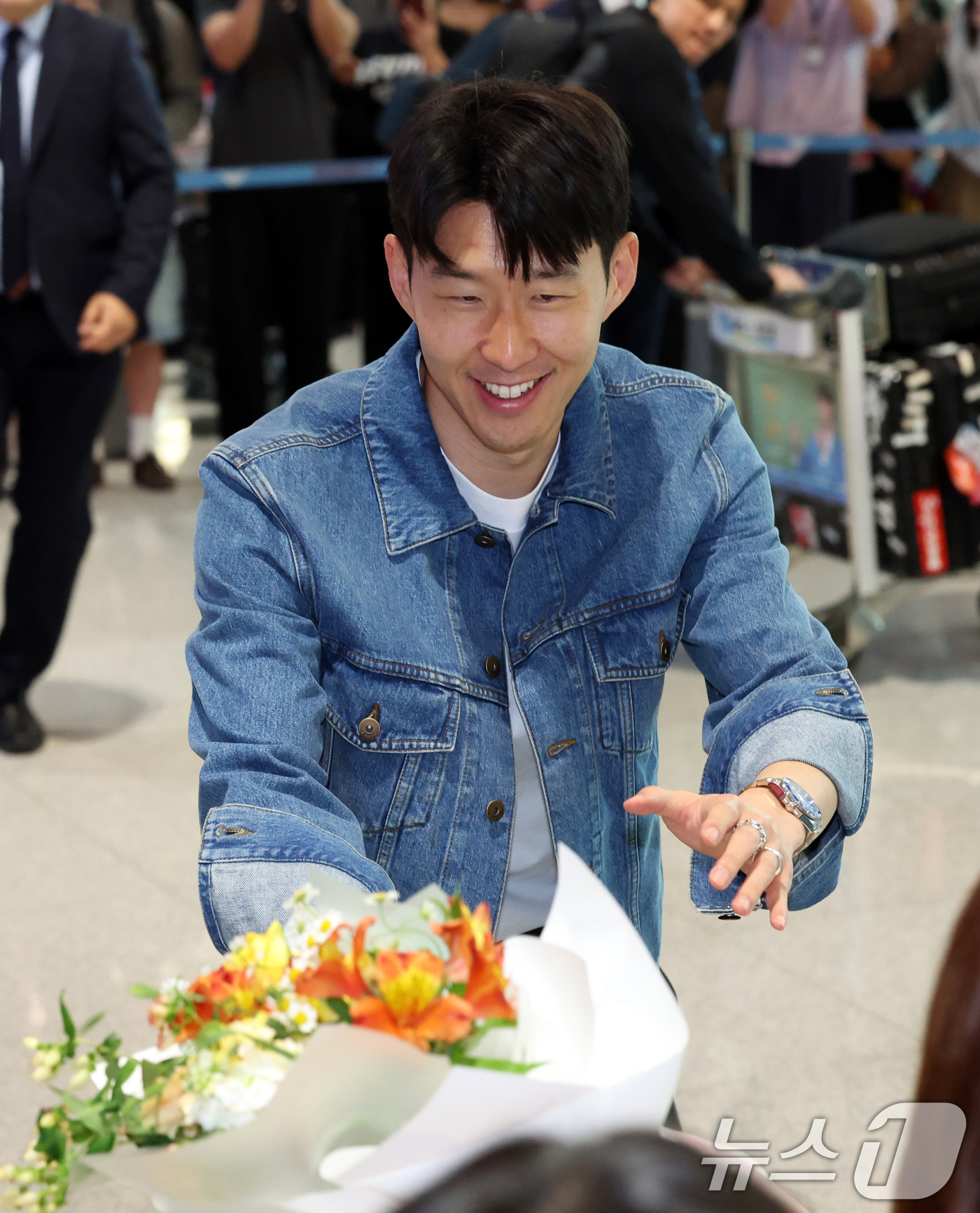 (인천공항=뉴스1) 김명섭 기자 = 유럽축구연맹(UEFA) 유로파리그 우승 후 홍명보 감독이 이끄는 축구대표팀에 선발된 손흥민이 27일 오후 인천국제공항으로 귀국하며 팬들에게 인사 …