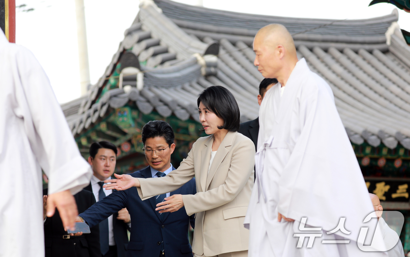 (청주=뉴스1) 김용빈 기자 = 이재명 더불어민주당 대통령 후보의 배우자 김혜경 여사가 27일 충북 청주시 용화사를 찾아 스님들과 대화하고 있다. 2025.5.27/뉴스1