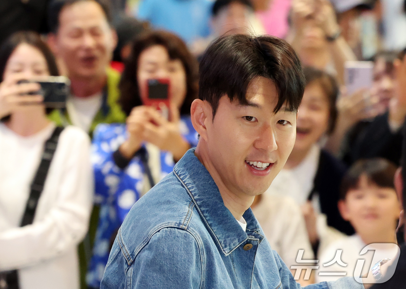 (인천공항=뉴스1) 김명섭 기자 = 유럽축구연맹(UEFA) 유로파리그 우승 후 홍명보 감독이 이끄는 축구대표팀에 선발된 손흥민이 27일 오후 인천국제공항으로 귀국하며 팬들에게 인사 …