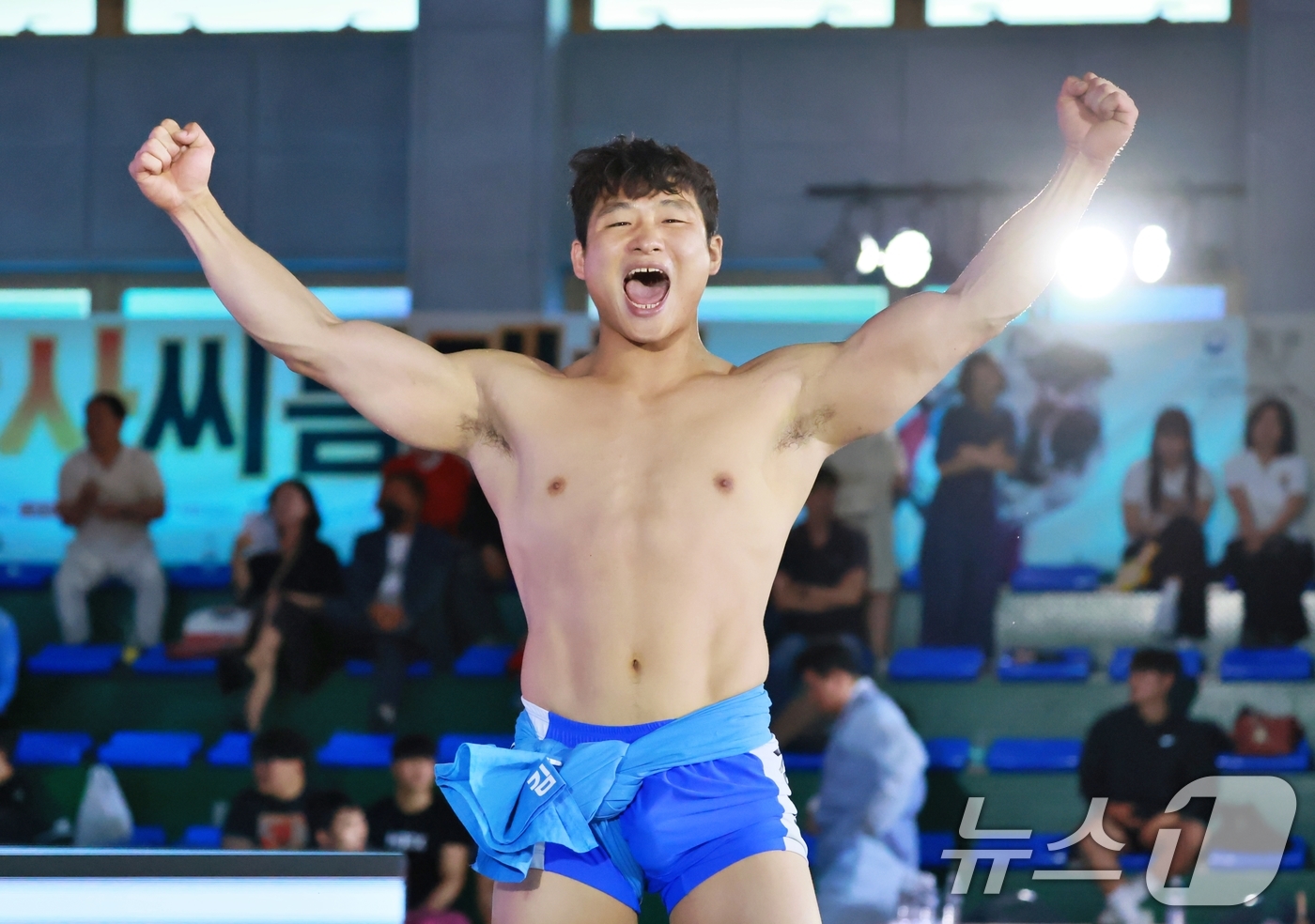 (서울=뉴스1) = 27일 경북 문경실내체육관에서 열린 '위더스제약 2025 문경단오장사씨름대회'에서 금강장사에 등극한 김기수(수원특례시청)가 우승 후 기쁨을 표하고 있다. (대한 …