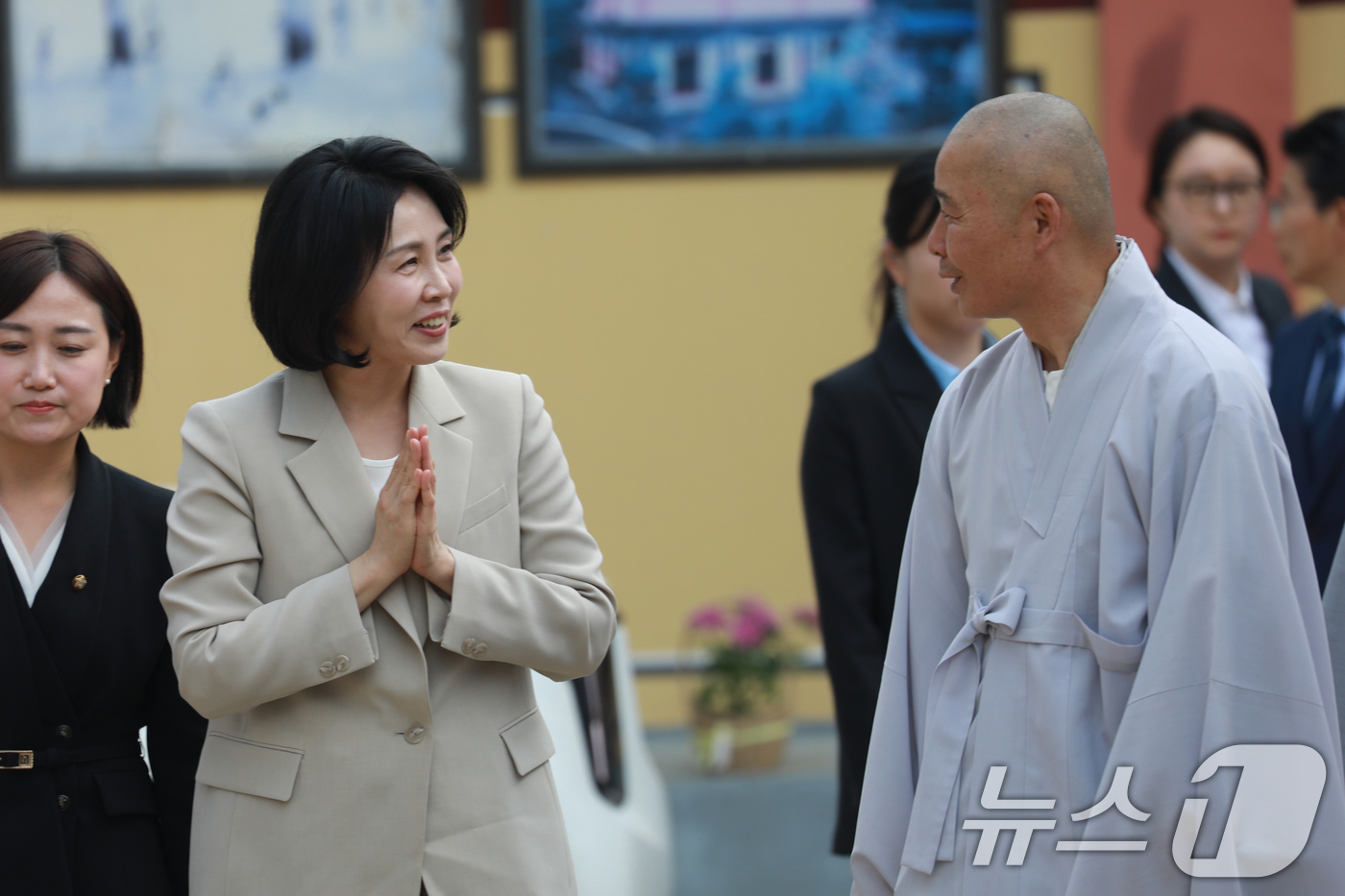 (청주=뉴스1) 김용빈 기자 = 이재명 더불어민주당 대통령 후보의 배우자 김혜경 여사가 27일 충북 청주시 용화사를 찾아 스님들과 인사하고 있다. 2025.5.27/뉴스1