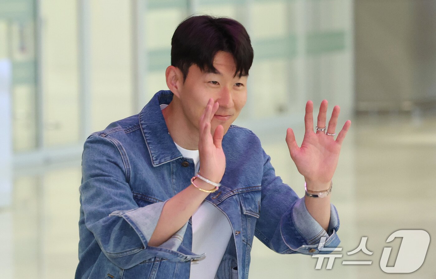 본문 이미지 - 유럽축구연맹(UEFA) 유로파리그 우승 후 홍명보 감독이 이끄는 축구대표팀에 선발된 손흥민이 27일 오후 인천국제공항으로 귀국하며 팬들에게 인사를 하고 있다. 2025.5.27/뉴스1 ⓒ News1 김명섭 기자