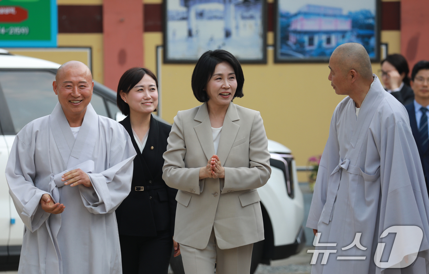 (청주=뉴스1) 김용빈 기자 = 이재명 더불어민주당 대통령 후보의 배우자 김혜경 여사가 27일 충북 청주시 용화사를 찾아 스님들과 인사하고 있다. 2025.5.27/뉴스1