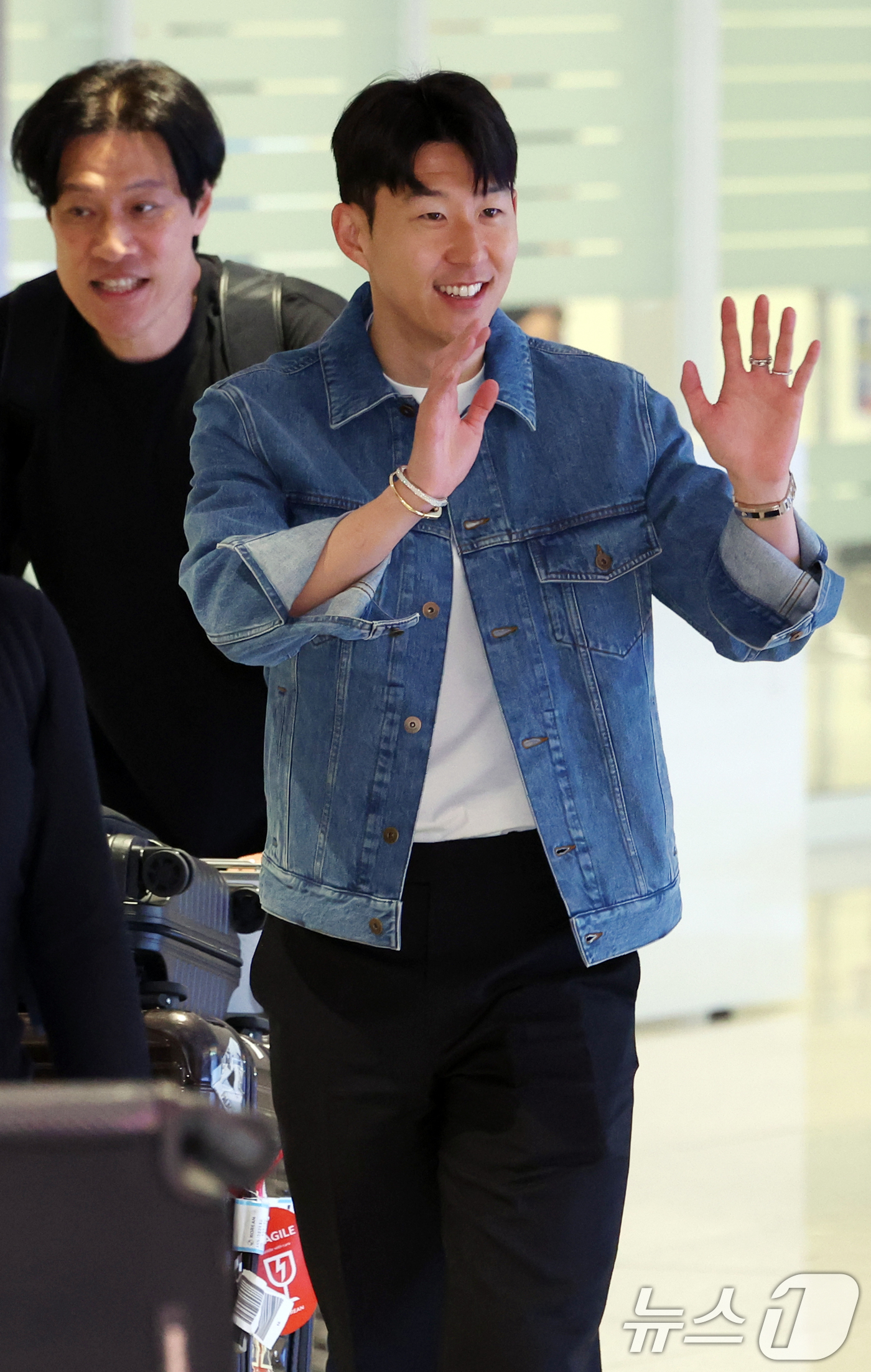 (인천공항=뉴스1) 김명섭 기자 = 유럽축구연맹(UEFA) 유로파리그 우승 후 홍명보 감독이 이끄는 축구대표팀에 선발된 손흥민이 27일 오후 인천국제공항으로 귀국하며 팬들에게 인사 …