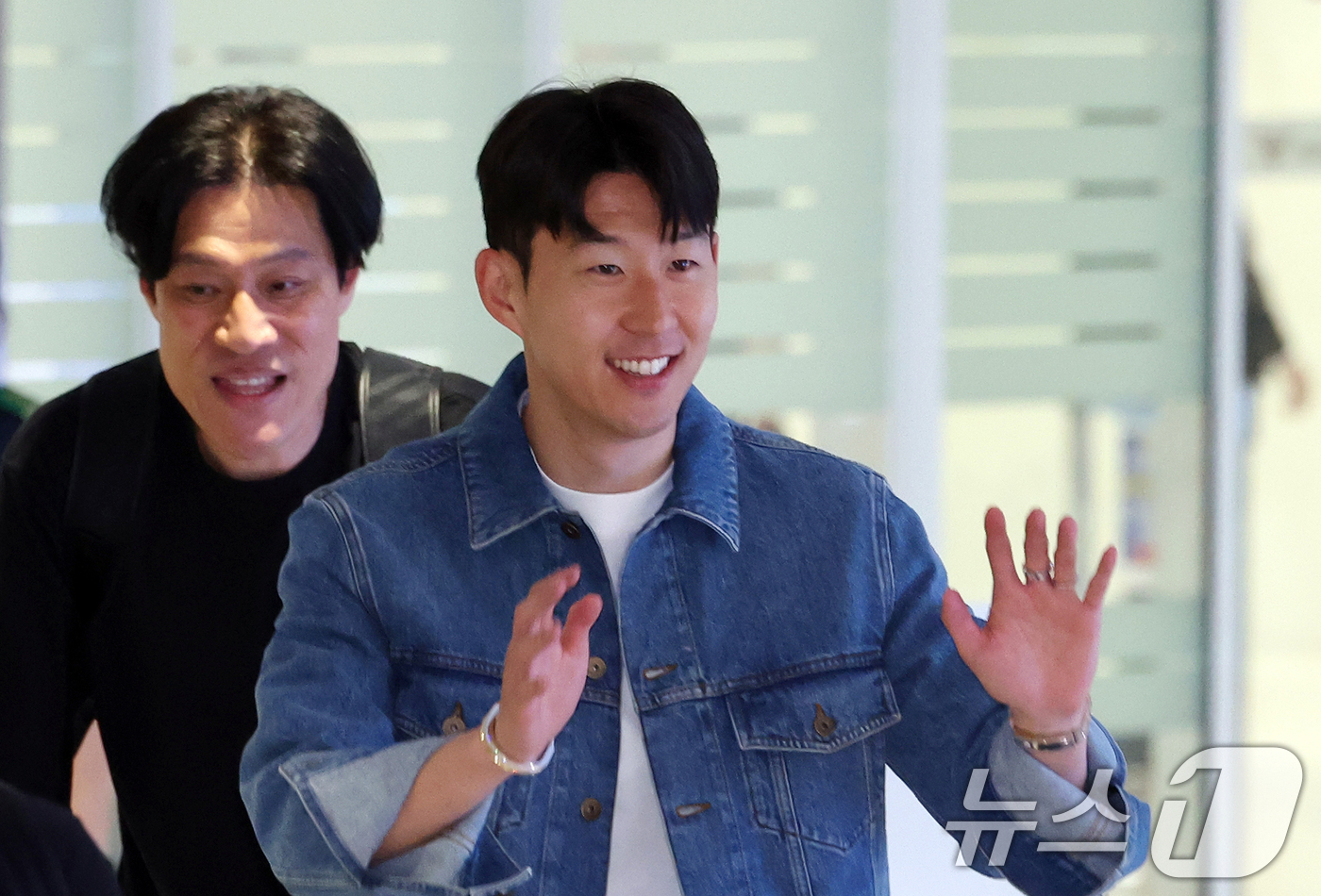 (인천공항=뉴스1) 김명섭 기자 = 유럽축구연맹(UEFA) 유로파리그 우승 후 홍명보 감독이 이끄는 축구대표팀에 선발된 손흥민이 27일 오후 인천국제공항으로 귀국하며 팬들에게 인사 …