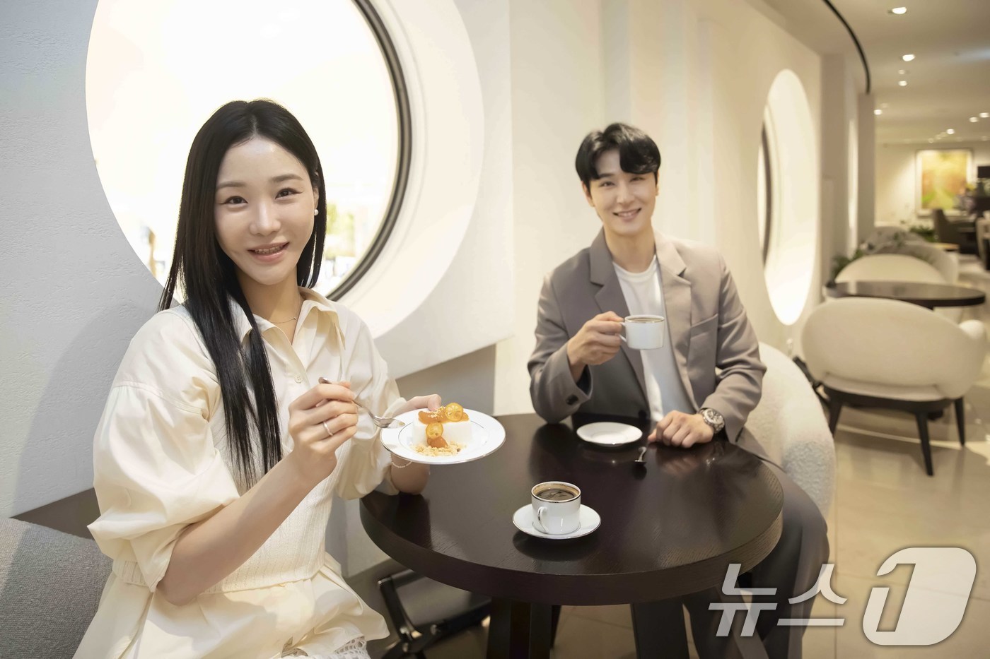 (서울=뉴스1) = 신세계백화점은 업계 최초로 미쉐린 스타 레스토랑과의 공식 파트너십을 통해 VIP 고객이 이용하는 라운지에서 스타 쉐프의 디저트를 소개한다고 28일 밝혔다.모델들 …