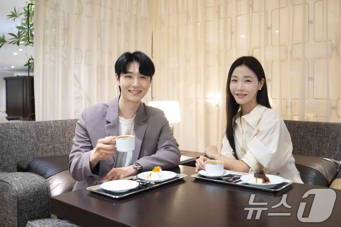 (서울=뉴스1) = 신세계백화점은 업계 최초로 미쉐린 스타 레스토랑과의 공식 파트너십을 통해 VIP 고객이 이용하는 라운지에서 스타 쉐프의 디저트를 소개한다고 28일 밝혔다.모델들 …