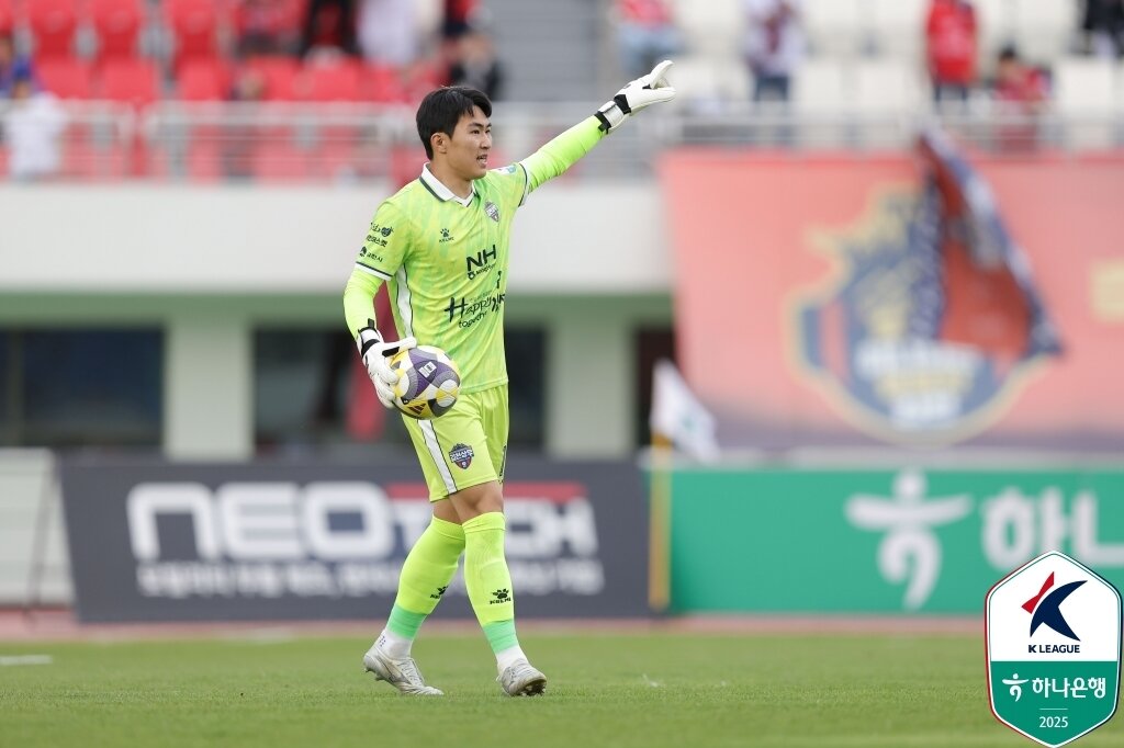 본문 이미지 - 축구 관계자들로부터 호평을 받고 있는 김천 수문장 김동헌(한국프로축구연맹 제공)