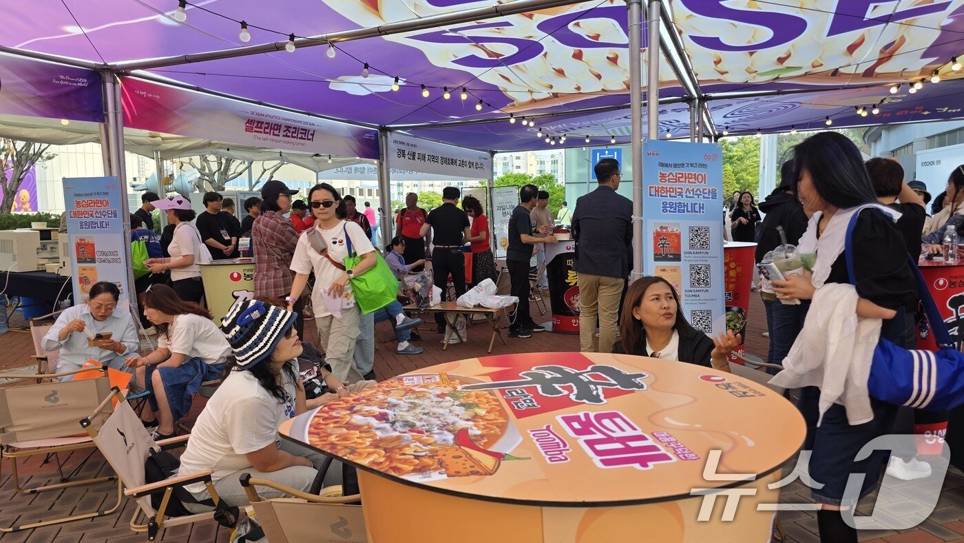 본문 이미지 - 아시아육상경기선수권대회가 열리고 있는 27일 구미시민운동장 주변에 설치된 셀프라면 존에서 시민들이 라면을 먹고 있다. 43개국, 선수단 1193 명, 국제연맹 임원, 심판, 언론인 등 2000여 명이 참가해 역사상 최다 인원과 국가가 참가하는 이번 대회는 오는 31일까지 닷새간 열린다. 2025.5.27/뉴스1 ⓒ News1 정우용 기자