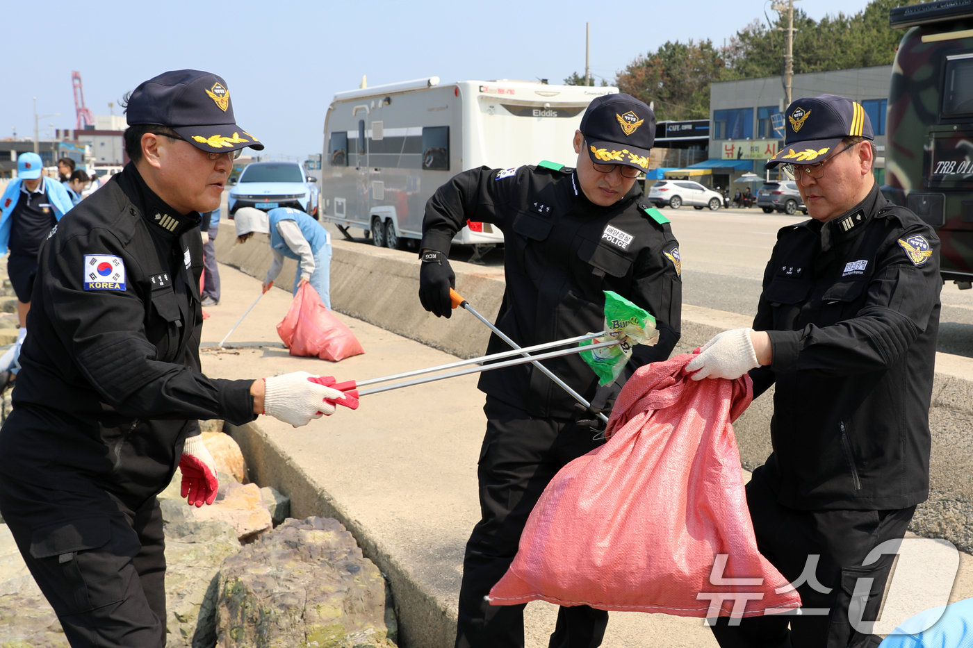 (포항=뉴스1) 최창호 기자 = 이근안 경북 포항해양경찰서장(가운데)과 유관기관 관계자 등이 27일 '바다의 날'을 맞아 북구 흥해읍 용한리 해변에서 '비치코밍'으로 깨꿋한 바다 …
