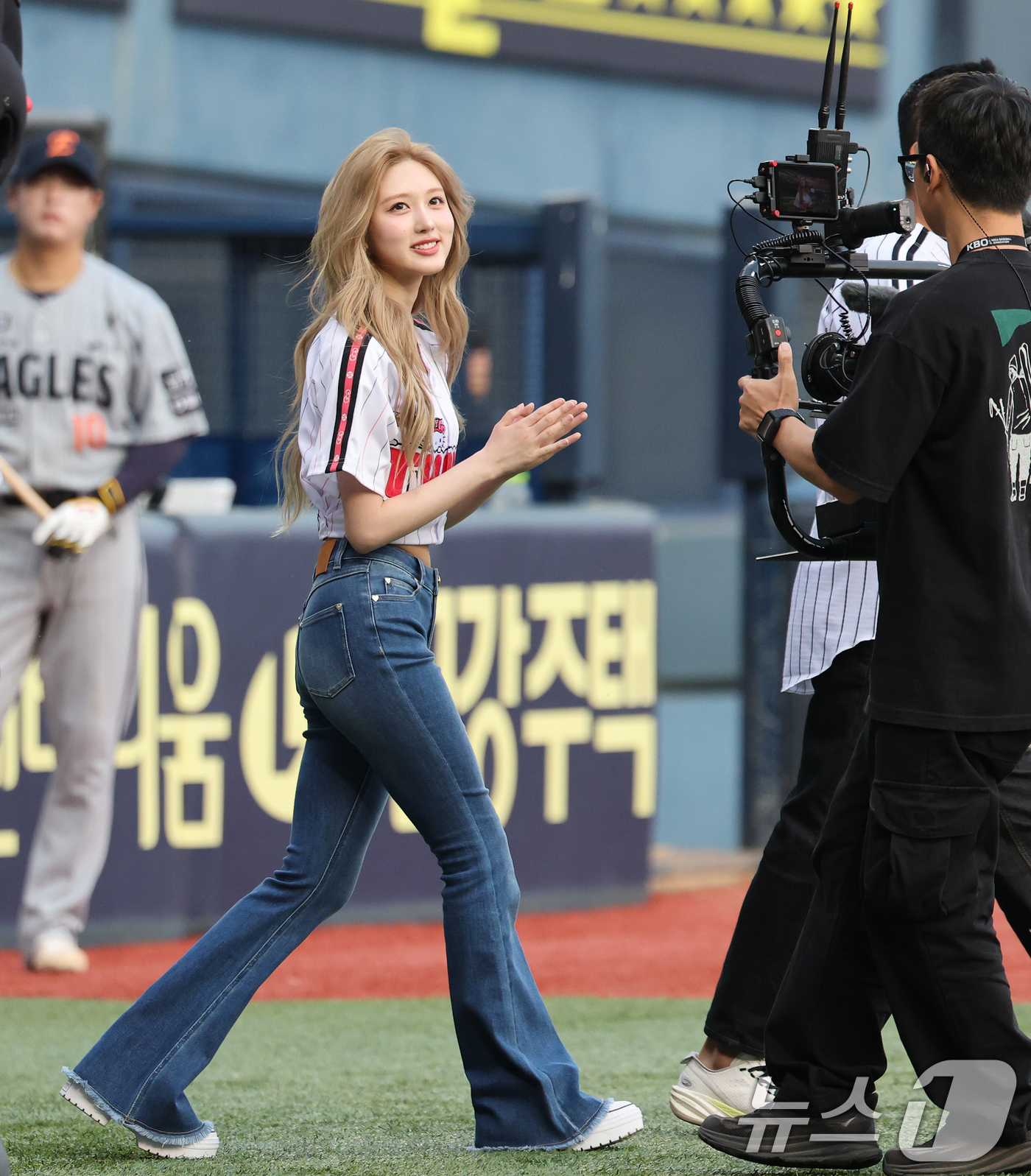 (서울=뉴스1) 오대일 기자 = 아이브(IVE) 가을이 27일 오후 서울 송파구 잠실야구장에서 열린 프로야구 '2025 신한 SOL 뱅크 KBO리그' 한화 이글스와 LG 트윈스의 …