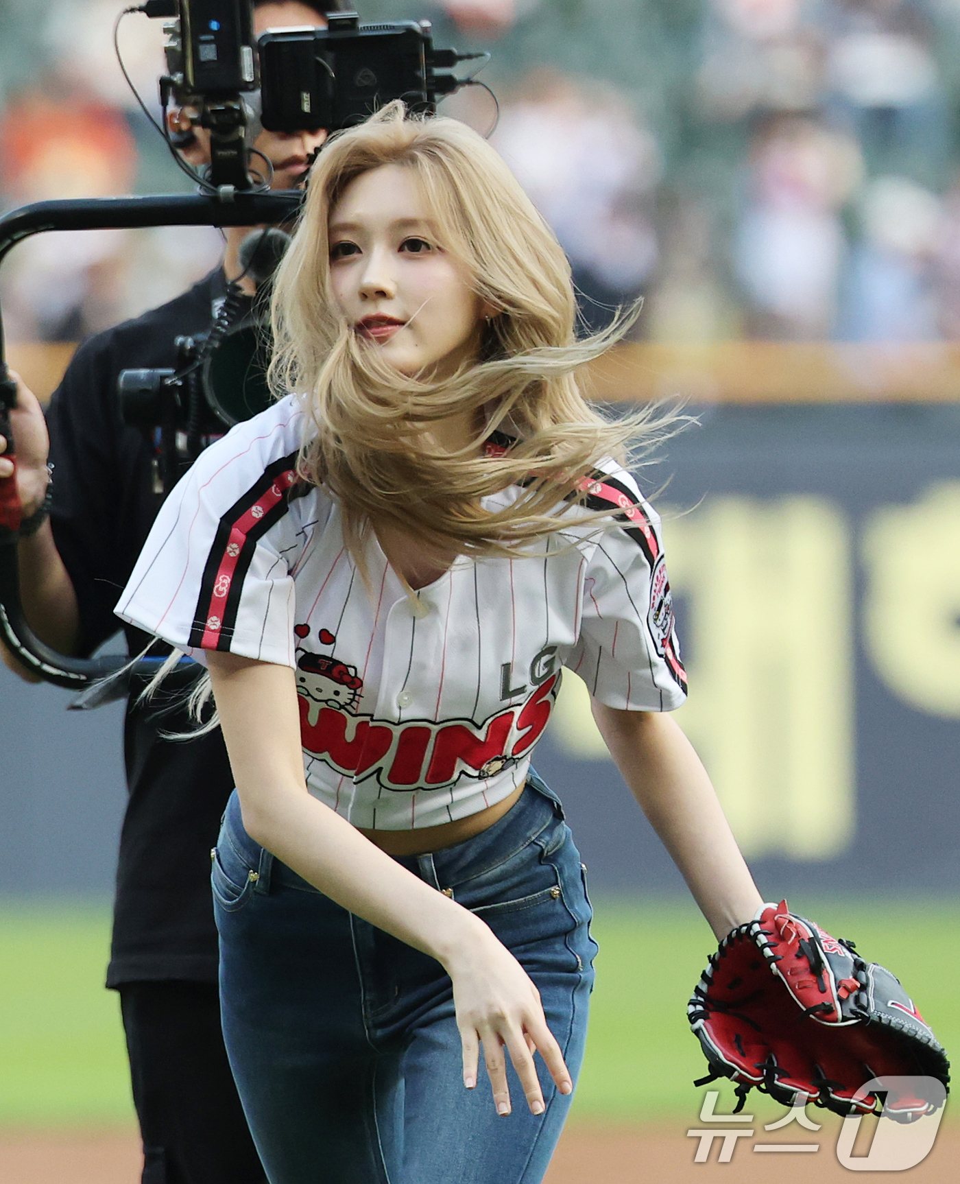 (서울=뉴스1) 오대일 기자 = 아이브(IVE) 가을이 27일 오후 서울 송파구 잠실야구장에서 열린 프로야구 '2025 신한 SOL 뱅크 KBO리그' 한화 이글스와 LG 트윈스의 …