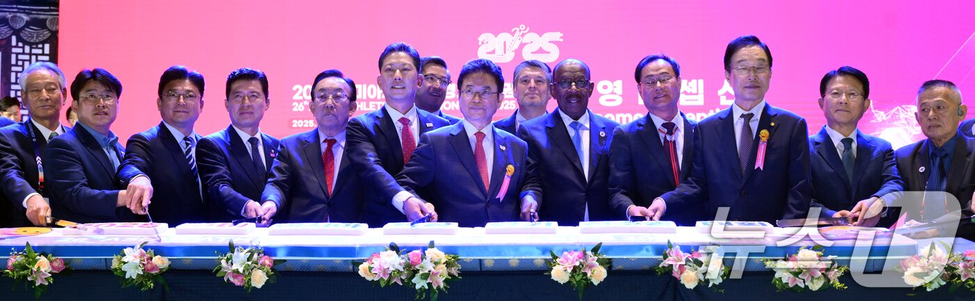 본문 이미지 - 이철우 경북도지사와 김장호 구미시장, 아시아육상연맹 관계자 등 내빈들이 27일 오후 박정희 체육관에 열린 '2025 구미아시아육상경기선수권대회' 환영 리셉션에서 성공적인 대회 개최를 위해 손을 모으고 있다. 2025.5.27/뉴스1 ⓒ News1 최창호 기자
