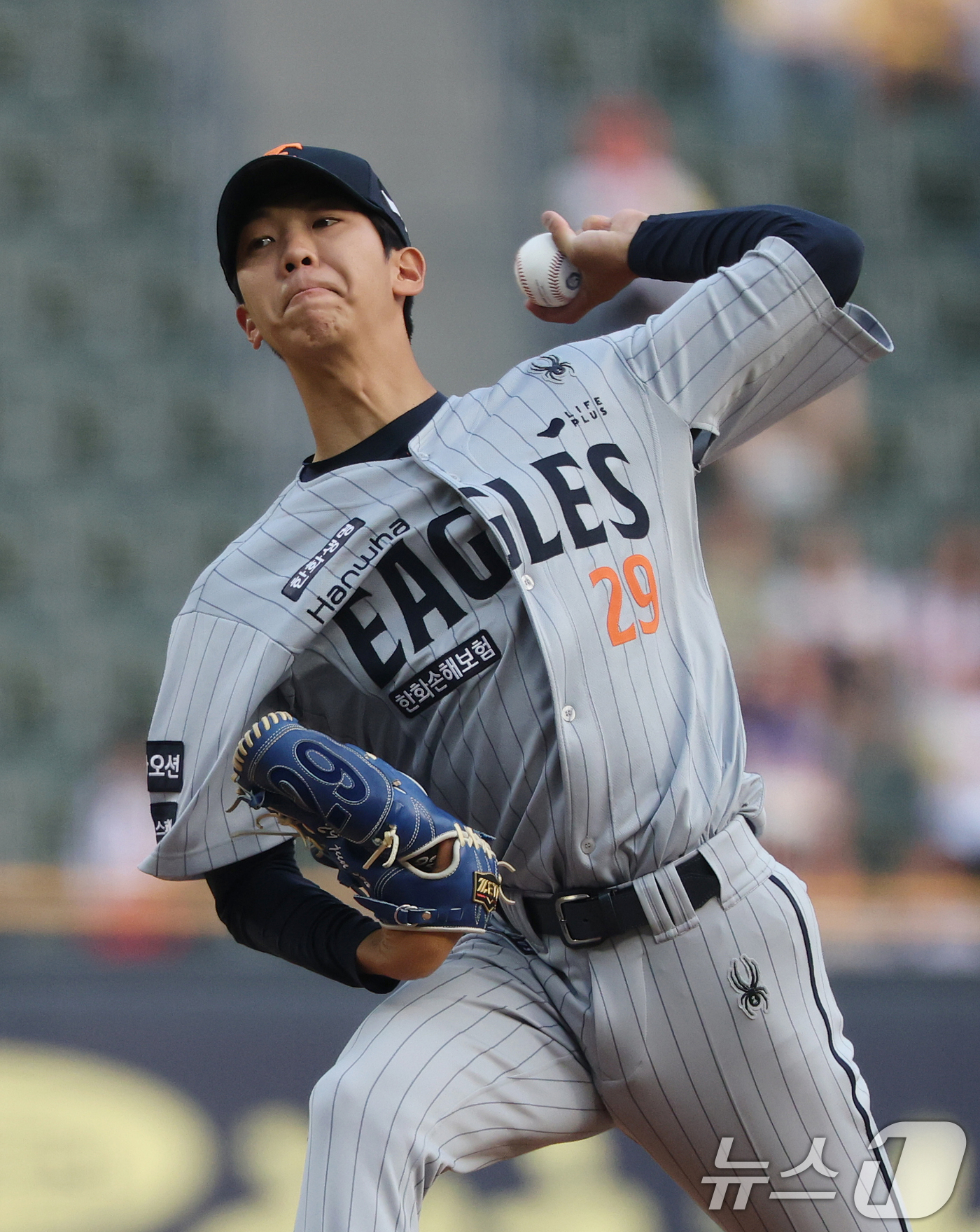 (서울=뉴스1) 오대일 기자 = 27일 오후 서울 송파구 잠실야구장에서 열린 프로야구 '2025 신한 SOL 뱅크 KBO리그' 한화 이글스와 LG 트윈스의 경기에서 1회말 한화 선 …