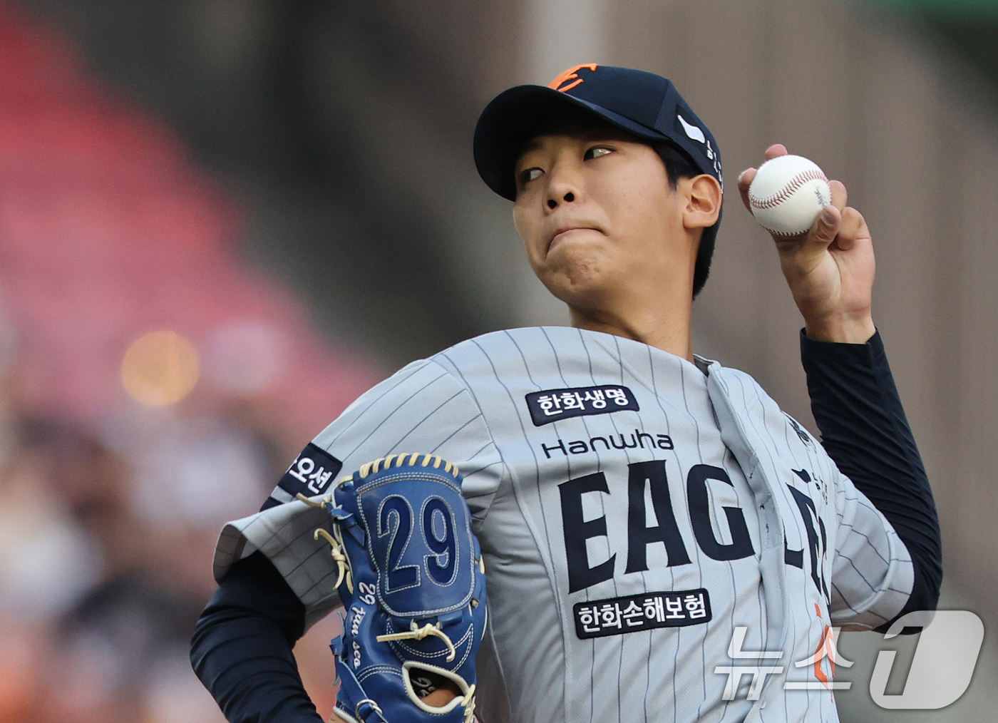 (서울=뉴스1) 오대일 기자 = 27일 오후 서울 송파구 잠실야구장에서 열린 프로야구 '2025 신한 SOL 뱅크 KBO리그' 한화 이글스와 LG 트윈스의 경기에서 1회말 한화 선 …