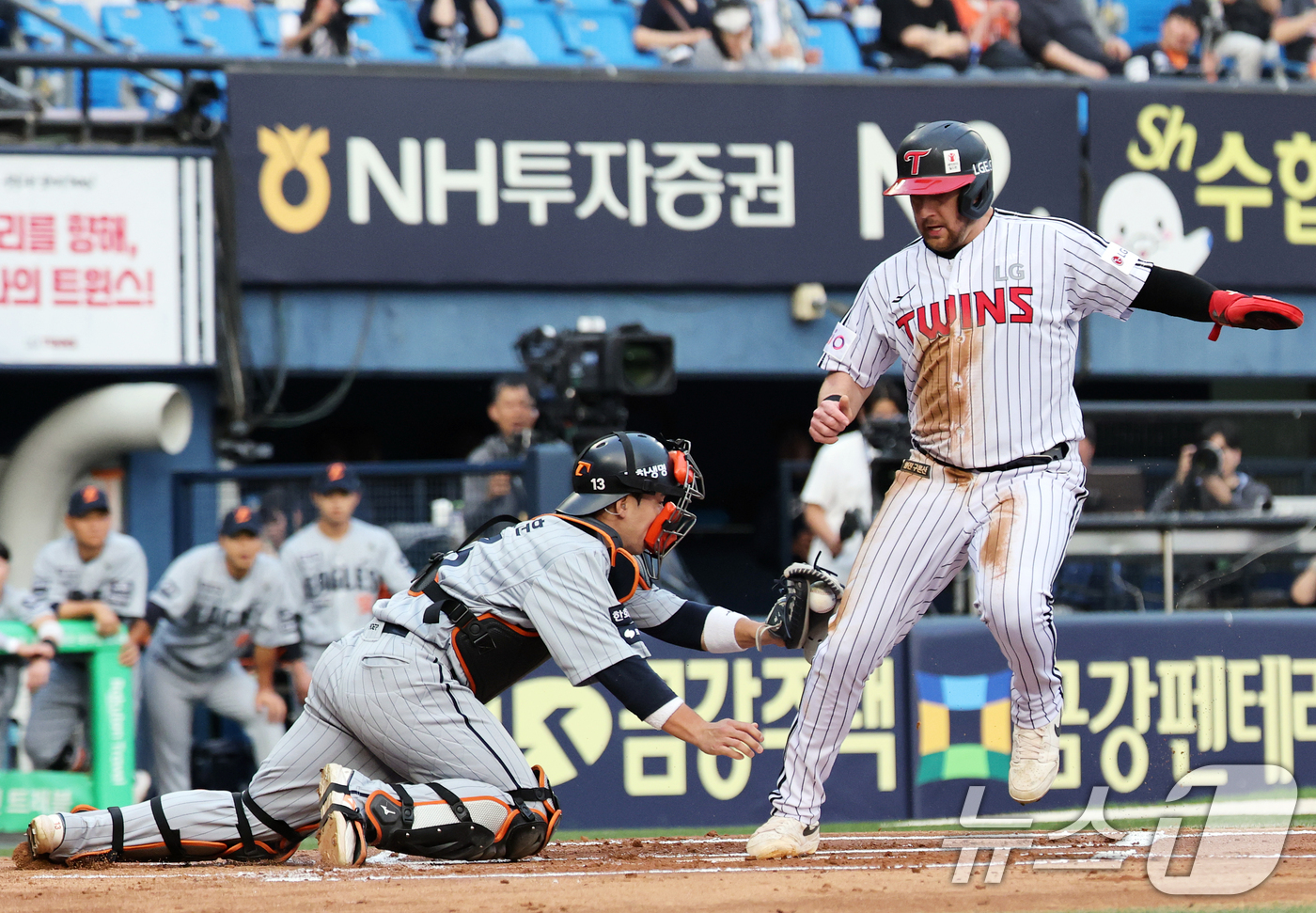 (서울=뉴스1) 오대일 기자 = 27일 오후 서울 송파구 잠실야구장에서 열린 프로야구 '2025 신한 SOL 뱅크 KBO리그' 한화 이글스와 LG 트윈스의 경기 1회말 LG 공격 …