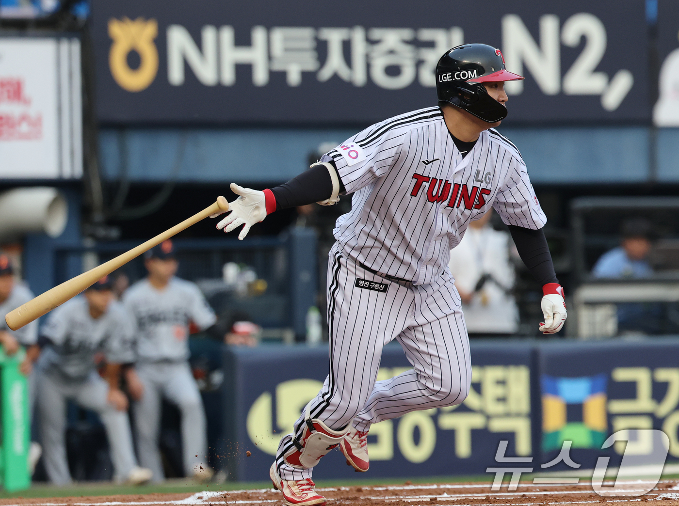 (서울=뉴스1) 오대일 기자 = 27일 오후 서울 송파구 잠실야구장에서 열린 프로야구 '2025 신한 SOL 뱅크 KBO리그' 한화 이글스와 LG 트윈스의 경기 1회말 LG 공격 …