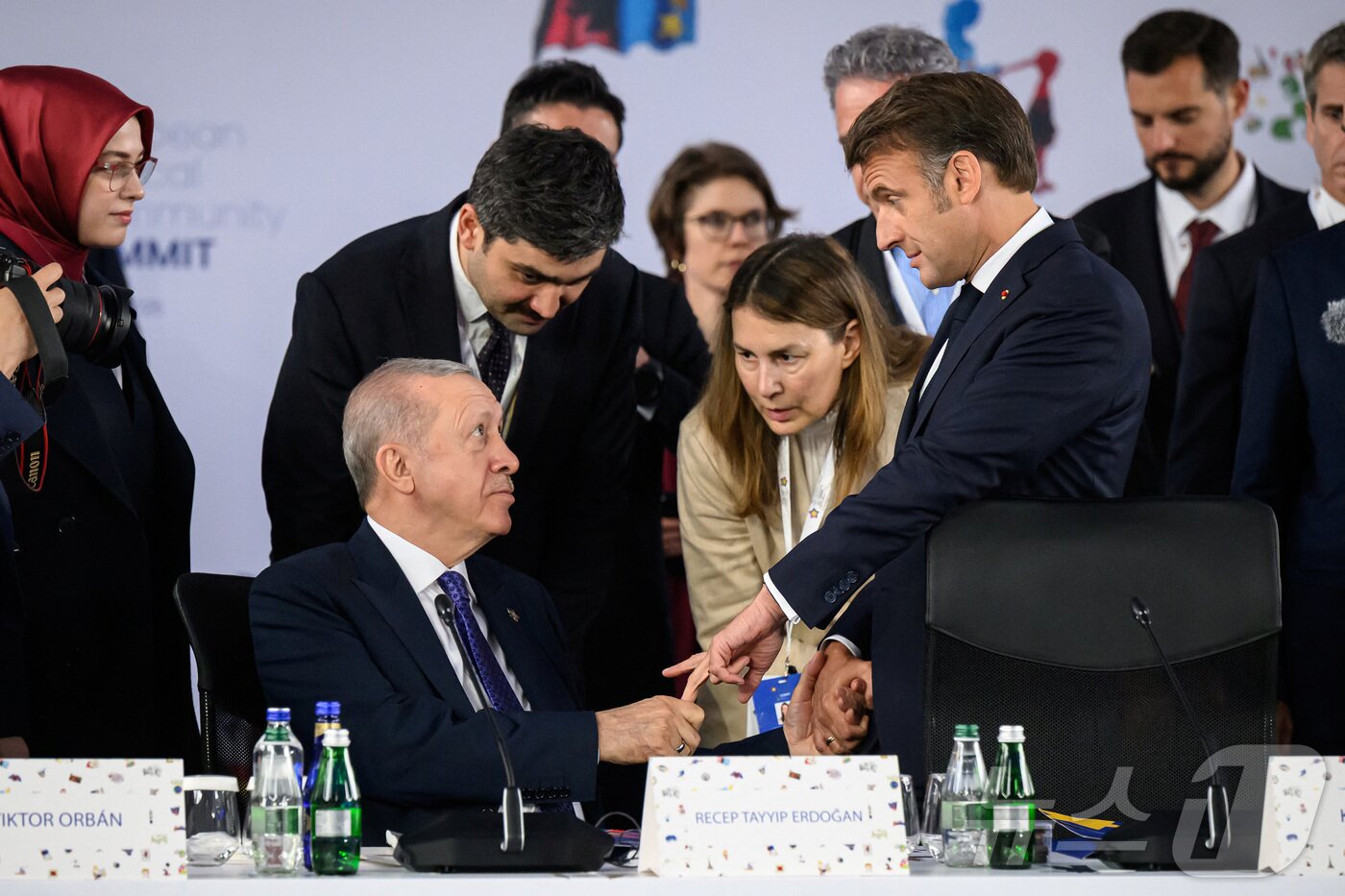 본문 이미지 - 에마뉘엘 마크롱 프랑스 대통령&#40;오른쪽&#41;과 레제프 타이이프 에르도안 튀르키예 대통령이 16일&#40;현지시간&#41; 알바니아에서 열린 유럽정치공동체&#40;EPC&#41; 정상회의에서 인사하고 있다. 2025.05.16. ⓒ 로이터=뉴스1 ⓒ News1 이지예 객원기자