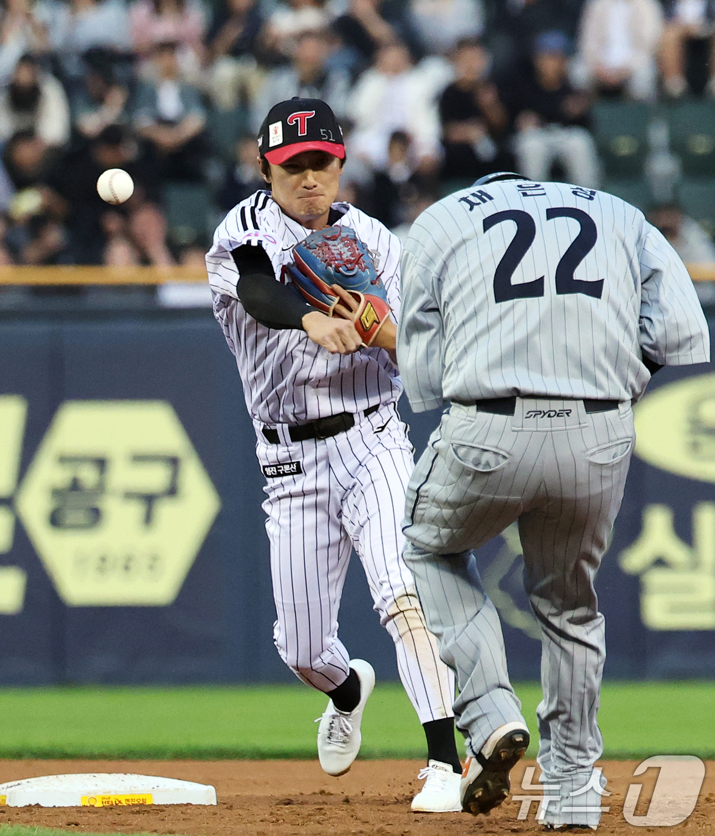 (서울=뉴스1) 오대일 기자 = 27일 오후 서울 송파구 잠실야구장에서 열린 프로야구 '2025 신한 SOL 뱅크 KBO리그' 한화 이글스와 LG 트윈스의 경기 4회초 한화 공격 …