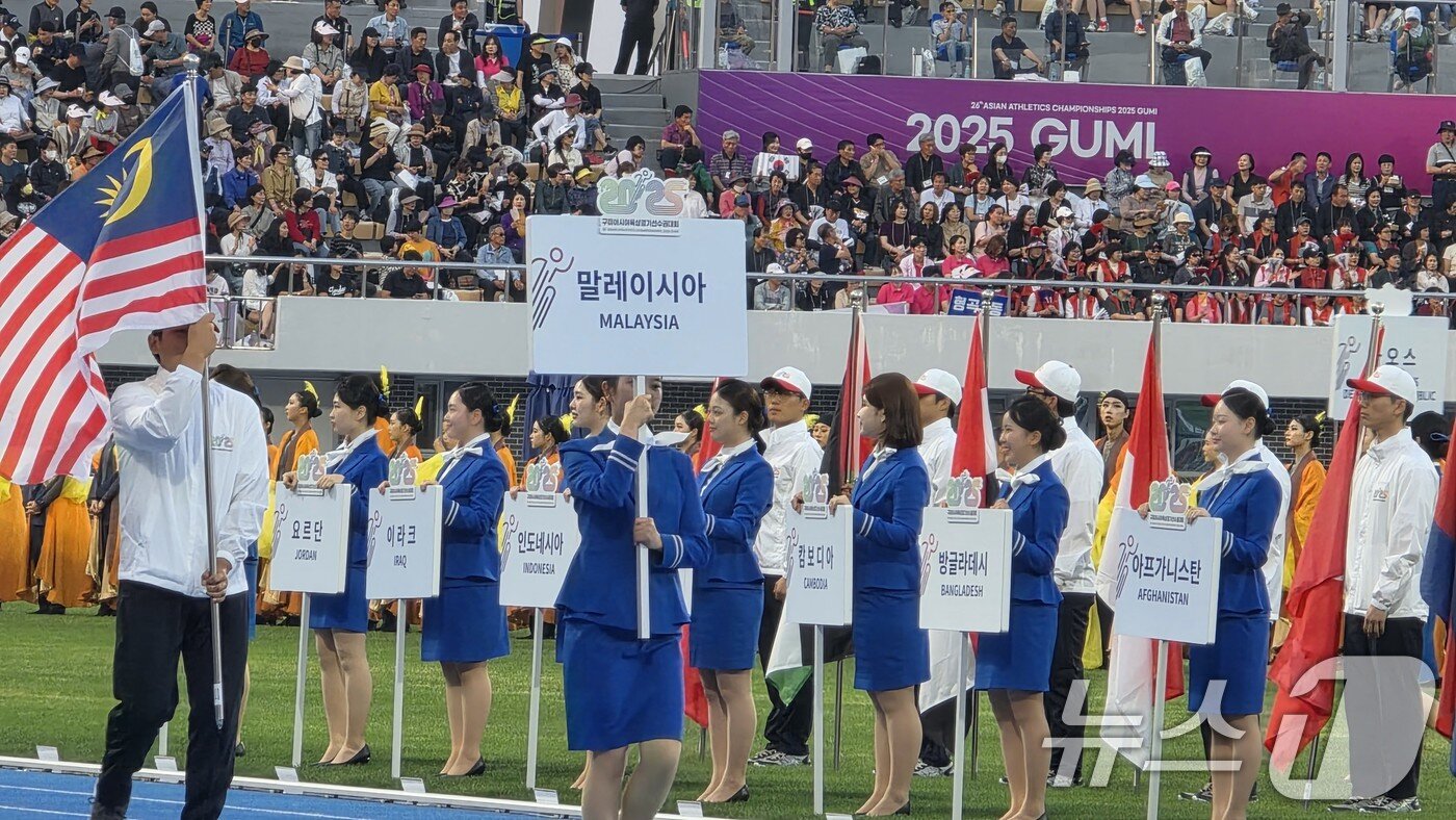본문 이미지 - 27일 열린 아시아육상경기선수권대회장 개막식에서 각국 선수단이 입장하고 있다. 43개국, 선수단 1193 명, 국제연맹 임원, 심판, 언론인 등 2000여 명이 참가해 역사상 최다 인원과 국가가 참가하는 이번 대회는 오는 31일까지 닷새간 열린다. 2025.5.27/뉴스1 ⓒ News1 정우용 기자