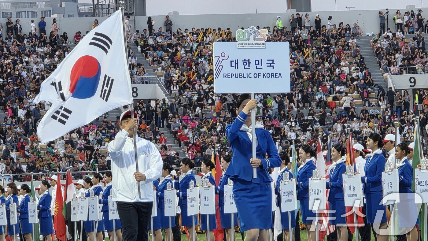 본문 이미지 - 27일 열린 아시아육상경기선수권대회장 개막식에서 대한민국 선수단이 입장하고 있다. 43개국, 선수단 1193 명, 국제연맹 임원, 심판, 언론인 등 2000여 명이 참가해 역사상 최다 인원과 국가가 참가하는 이번 대회는 오는 31일까지 닷새간 열린다. 2025.5.27/뉴스1 ⓒ News1 정우용 기자