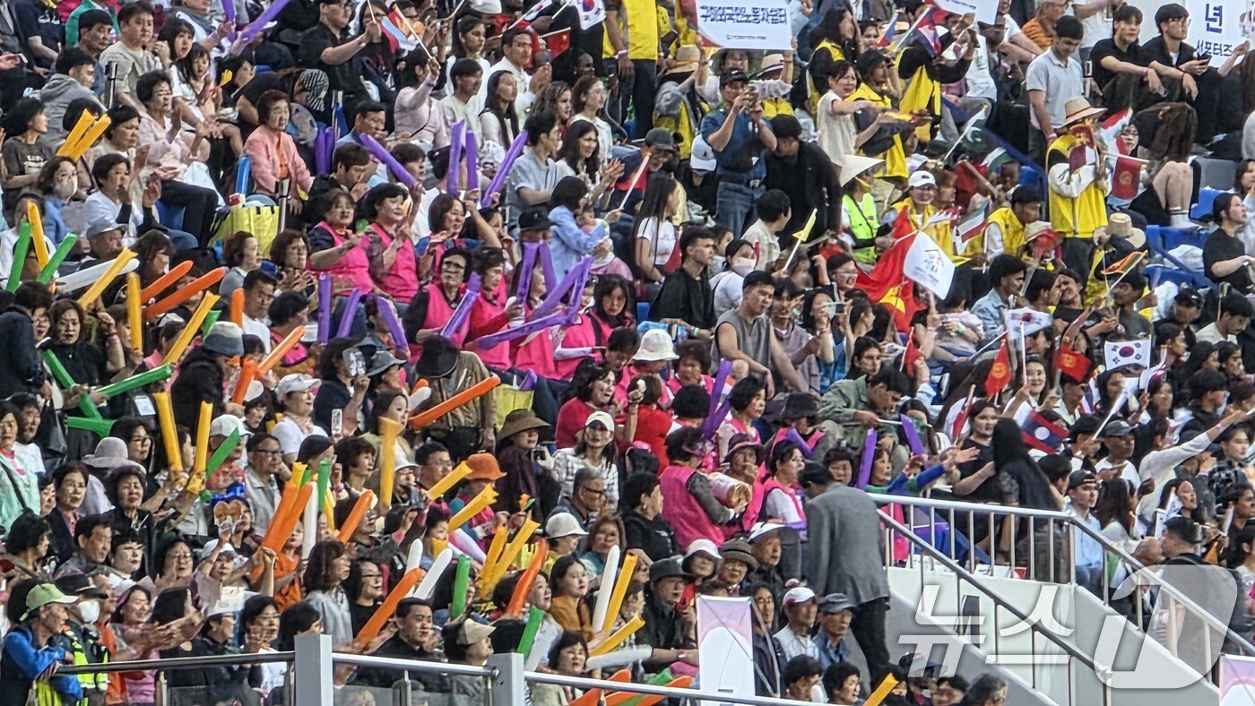 본문 이미지 - 27일 열린 아시아육상경기선수권대회장 개막식에 참석한 시민들이 환호하고 있다. 43개국, 선수단 1193 명, 국제연맹 임원, 심판, 언론인 등 2000여 명이 참가해 역사상 최다 인원과 국가가 참가하는 이번 대회는 오는 31일까지 닷새간 열린다. 2025.5.27/뉴스1 ⓒ News1 정우용 기자