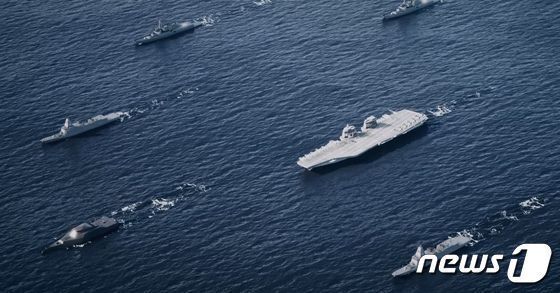 본문 이미지 - 2023년 6월 부산 벡스코에서 열린 제13회 국제해양방위산업전&#40;MADEX&#41;에 전시된 HD현대중공업의 차세대 함정 조감도&lt;자료사진&gt;&#40;HD현대중공업 제공&#41;. 2023.6.7/뉴스1