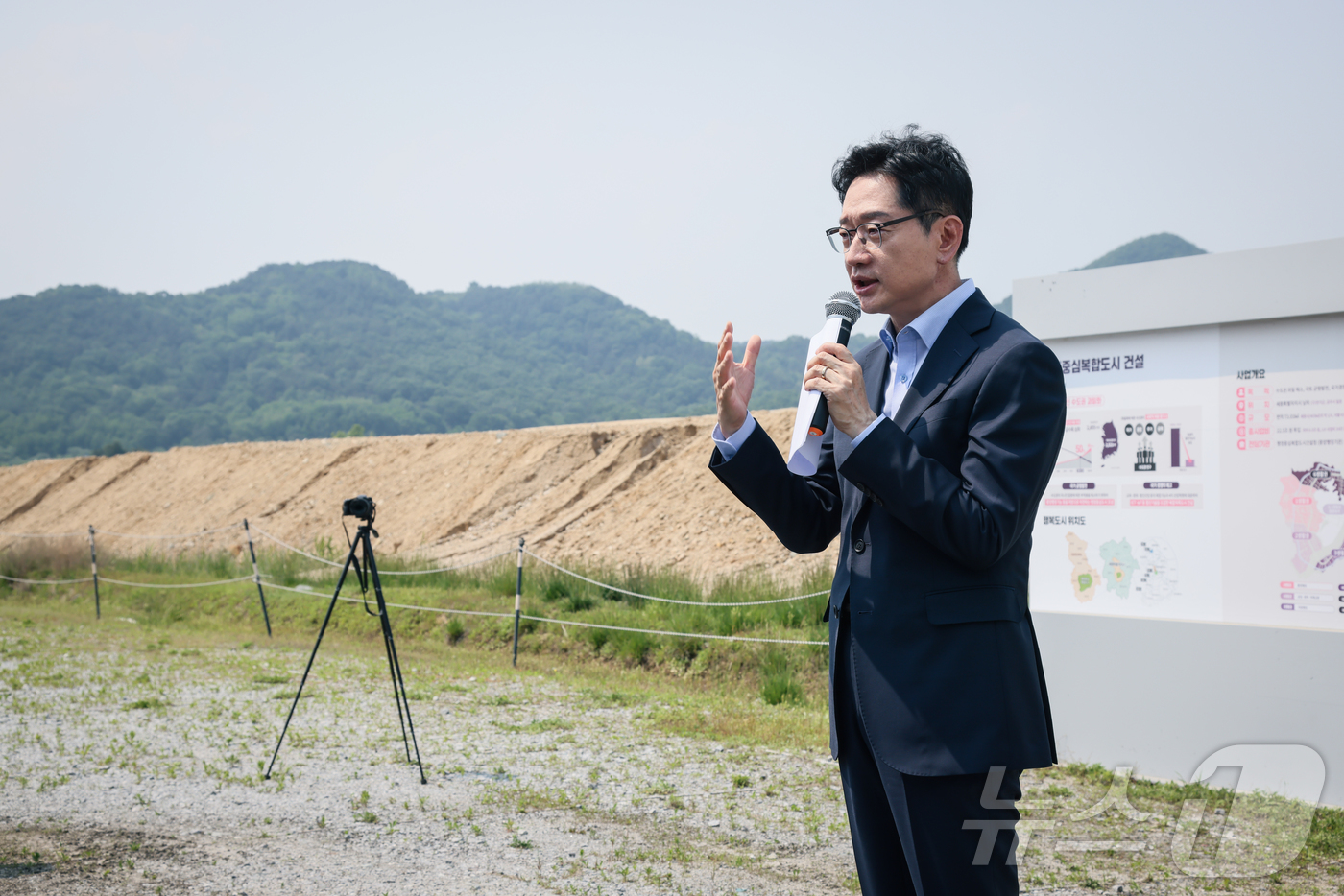 (세종=뉴스1) = 이재명 더불어민주당 대통령 후보 직속 국토공간혁신위원회 총괄선대위원장인 김경수 전 지사가 27일 국회 세종의사당 예정 부지에서 국토공간의 대전환 정책발표 기자회 …