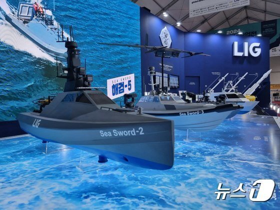 본문 이미지 - 지난해 4월 해군사관학교에서 열린 &#39;2024 이순신 방위산업전&#39; LIG넥스원 부스에서 무인수상정&#40;해검-II&#41;이 전시된 모습&lt;자료사진&gt;&#40;LIG넥스원 제공&#41;. 2024.4.24/뉴스1